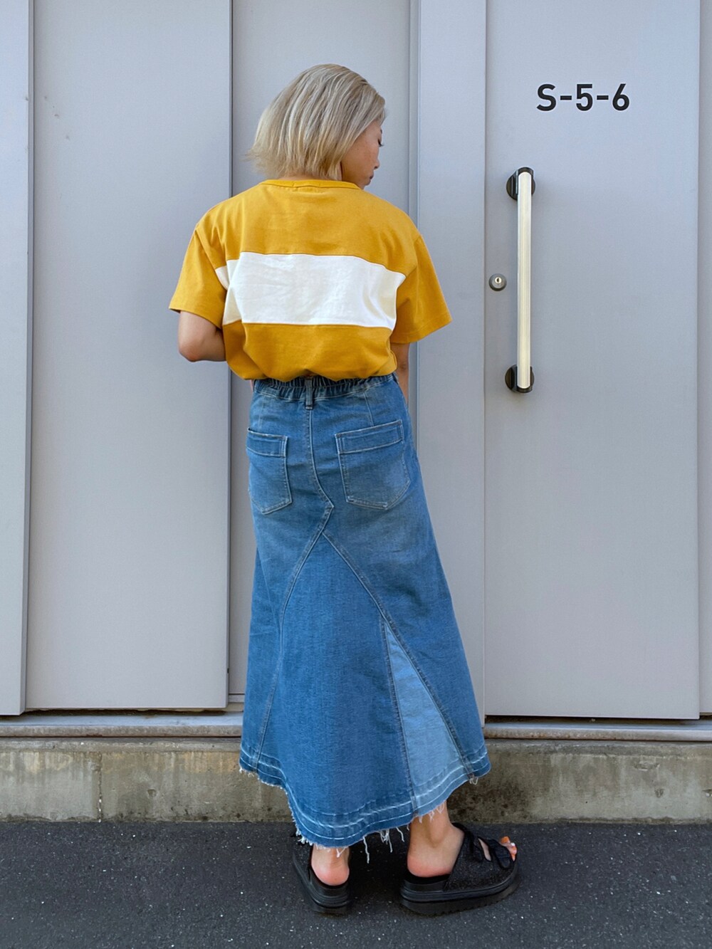 イエロー系のTシャツ/カットソー、その他のスカートを着用したレディースの夏コーディネートの2枚目の写真