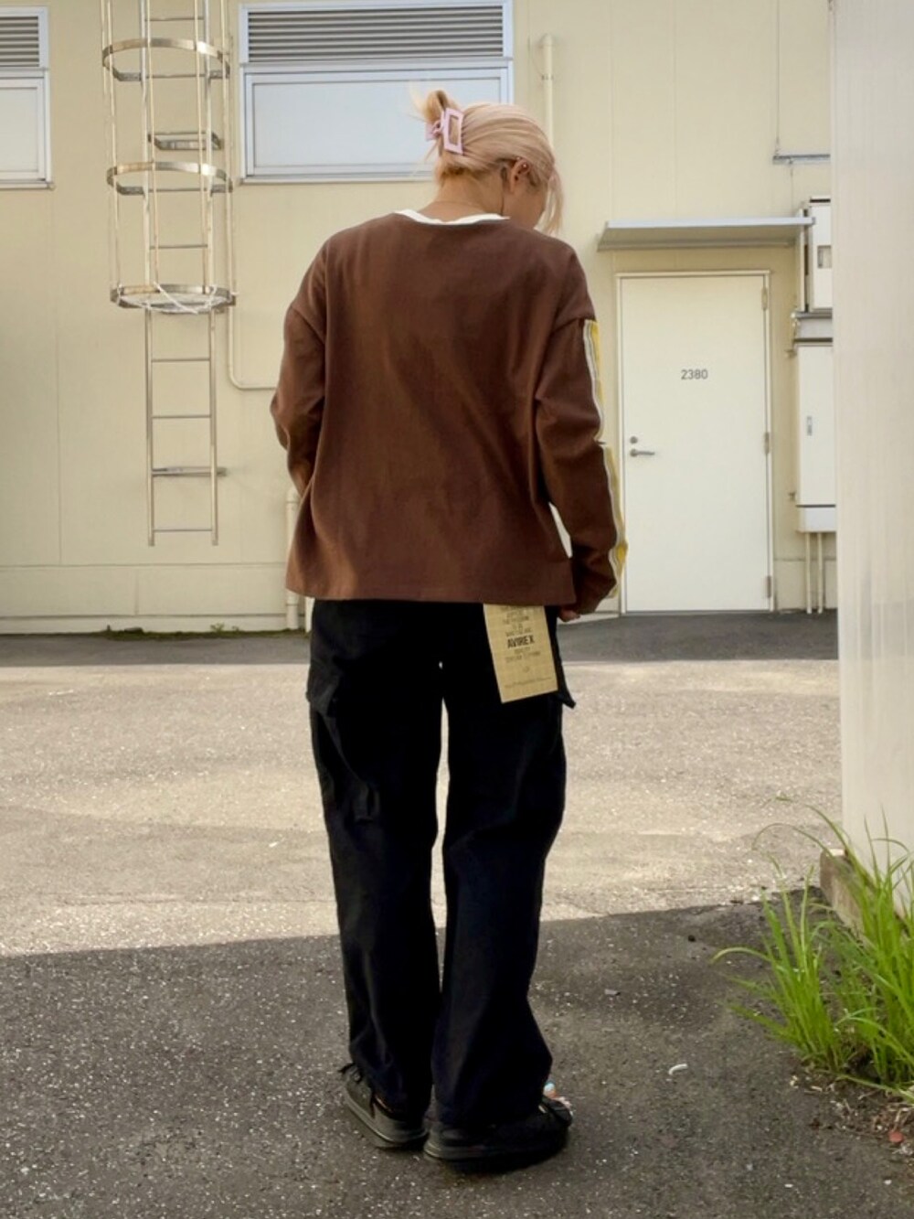 「AVIREX、ootd、シンプルコーデ、低身長、今日のコーデ、秋コーデ、秋カラー、AVIREXBelle、AVIREX DEPOT、アビレックス(AVIREX)」｜「AVIREXの【WEB&DEPOT限定】L/S LINE T-SHIRT/ ラインロングスリーブTシャツ（Tシャツ/カットソー、ブラウン系）」を使った、Reinaさん（レディース・155cm）の秋コーディネートの2枚目の写真