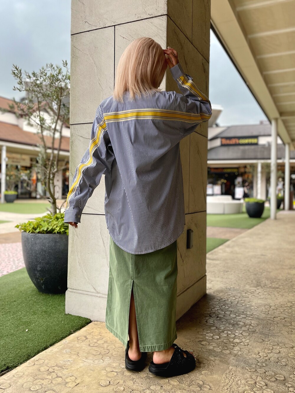 「AVIREX、きれいめカジュアル、ootd、シャツスタイル、低身長、今日のコーデ、秋コーデ、AVIREXBelle、AVIREX DEPOT、アビレックス(AVIREX)」｜「AVIREXの《WEB&DEPOT限定》LINE LONG SLEEVE SHIRT / ライン ロングスリーブ シャツ / AVIREX / アヴィレックス（シャツ/ブラウス、ブラック系）」を使った、Reinaさん（レディース・155cm）の秋コーディネートの2枚目の写真