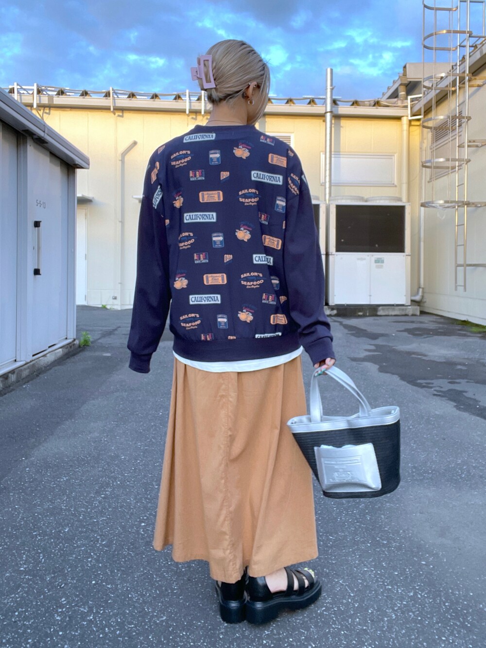 「AVIREXの《WEB&DEPOT限定》DOUNUT ONE POINT RINGER T-SHIRT/ ドーナツワンポイントリンガーTシャツ（Tシャツ/カットソー、オレンジ系）」を使った、Reinaさん（レディース・155cm）の春コーディネートの2枚目の写真