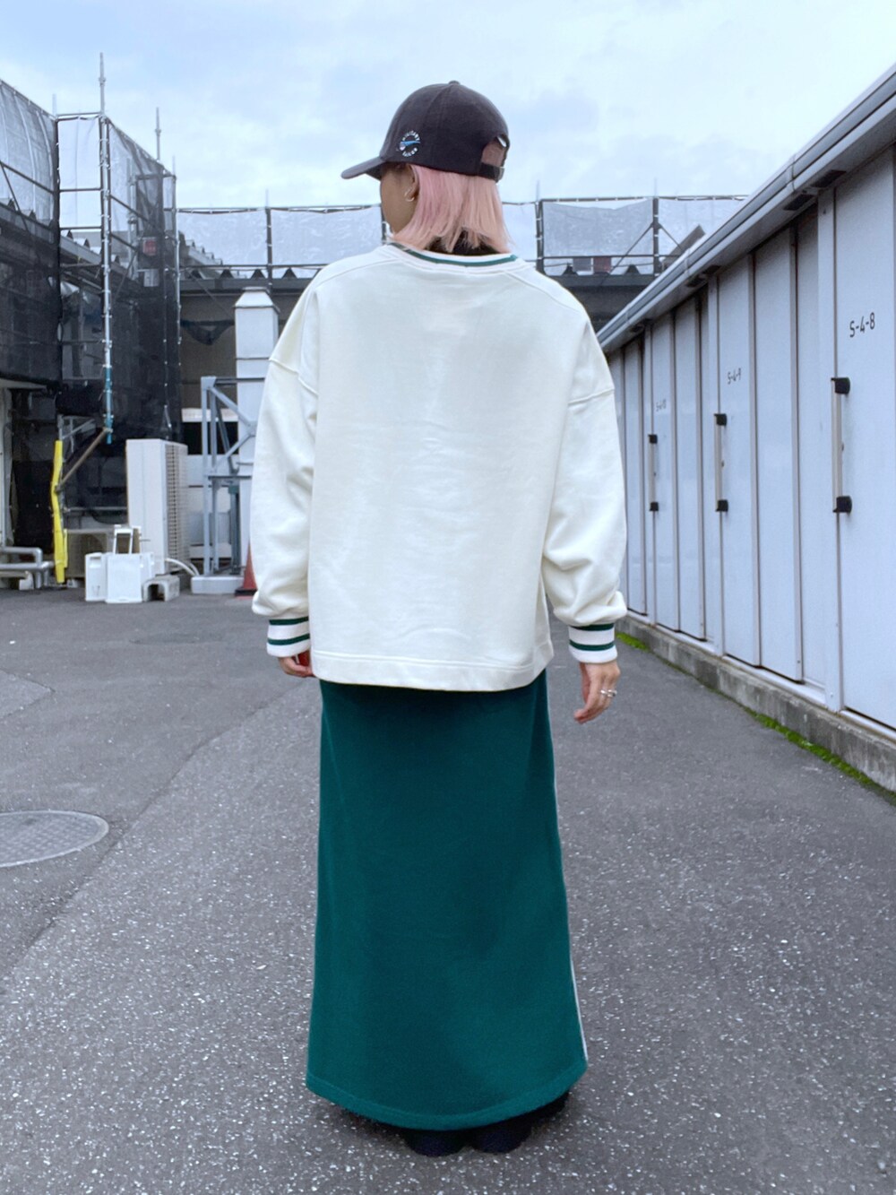 「AVIREX、ootd、低身長、今日のコーデ、オトナカジュアル、秋冬コーデ、スウェットコーデ、AVIREXBelle、AVIREX DEPOT、アビレックス(AVIREX)」｜「AVIREXのアイテム（キャップ、グレー系）」を使った、Reinaさん（レディース・155cm）の秋コーディネートの2枚目の写真