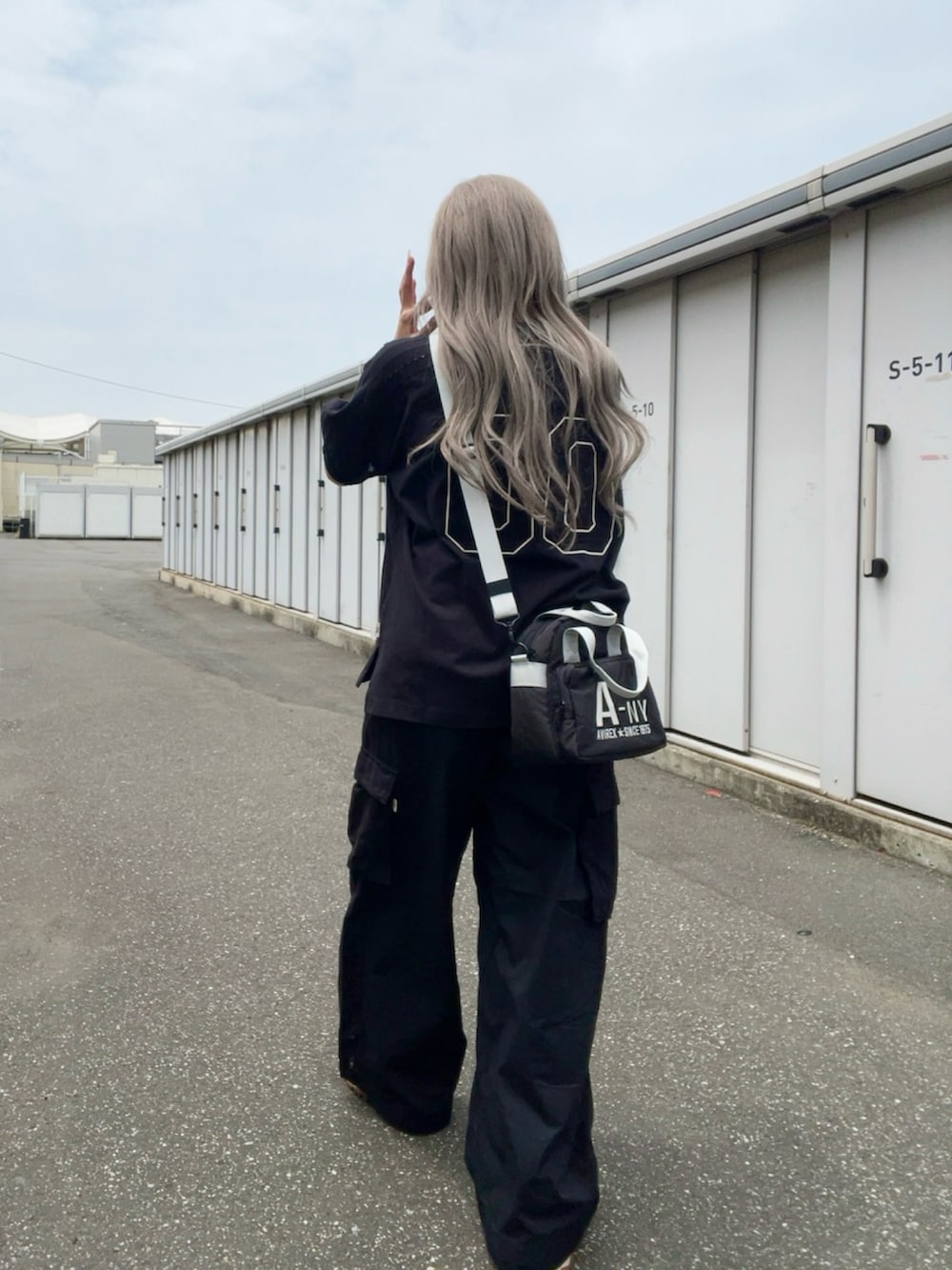 「モノトーン、ブラックコーデ、今日のコーデ、ootd、低身長、カーゴパンツ、AVIREX、AVIREXBelle、AVIREX DEPOT、アビレックス(AVIREX)」｜「AVIREXの《WEB LIMITED Belle LINE》LACE CARGO PANTS/レースカーゴパンツ（カーゴパンツ、ブラック系）」を使った、Reinaさん（骨格ストレート・レディース・155cm）の春コーディネートの2枚目の写真