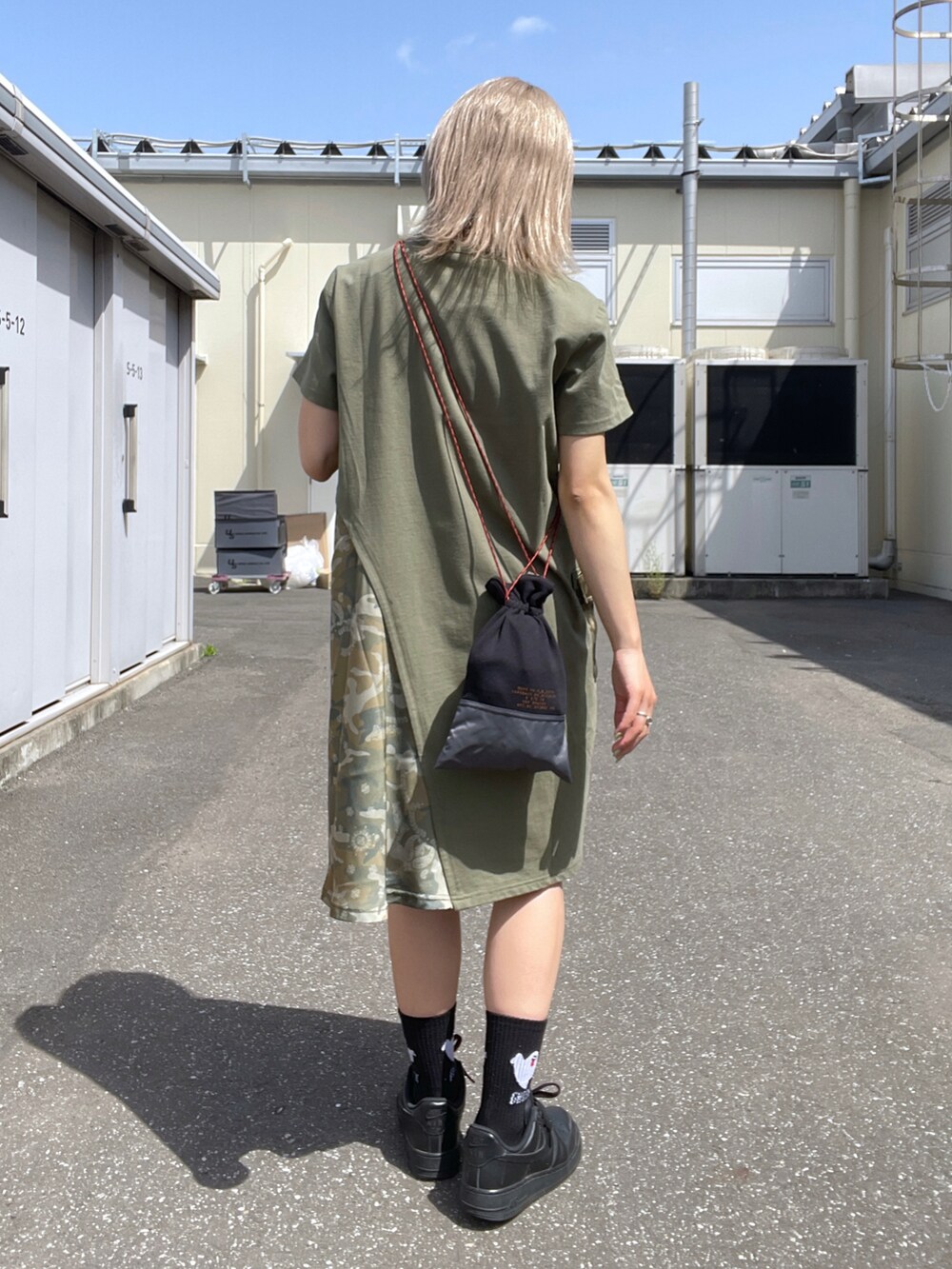 「ワンピース、AVIREX、ootd、春コーデ、春夏コーデ、低身長、今日のコーデ、AVIREXBelle、AVIREX DEPOT、アビレックス(AVIREX)」｜「AVIREXのCAMO×BANDANA PRINT ONEPIECE/ カモ×バンダナプリントワンピース（ワンピース、グリーン系）」を使った、Reinaさん（レディース・155cm）の春コーディネートの2枚目の写真