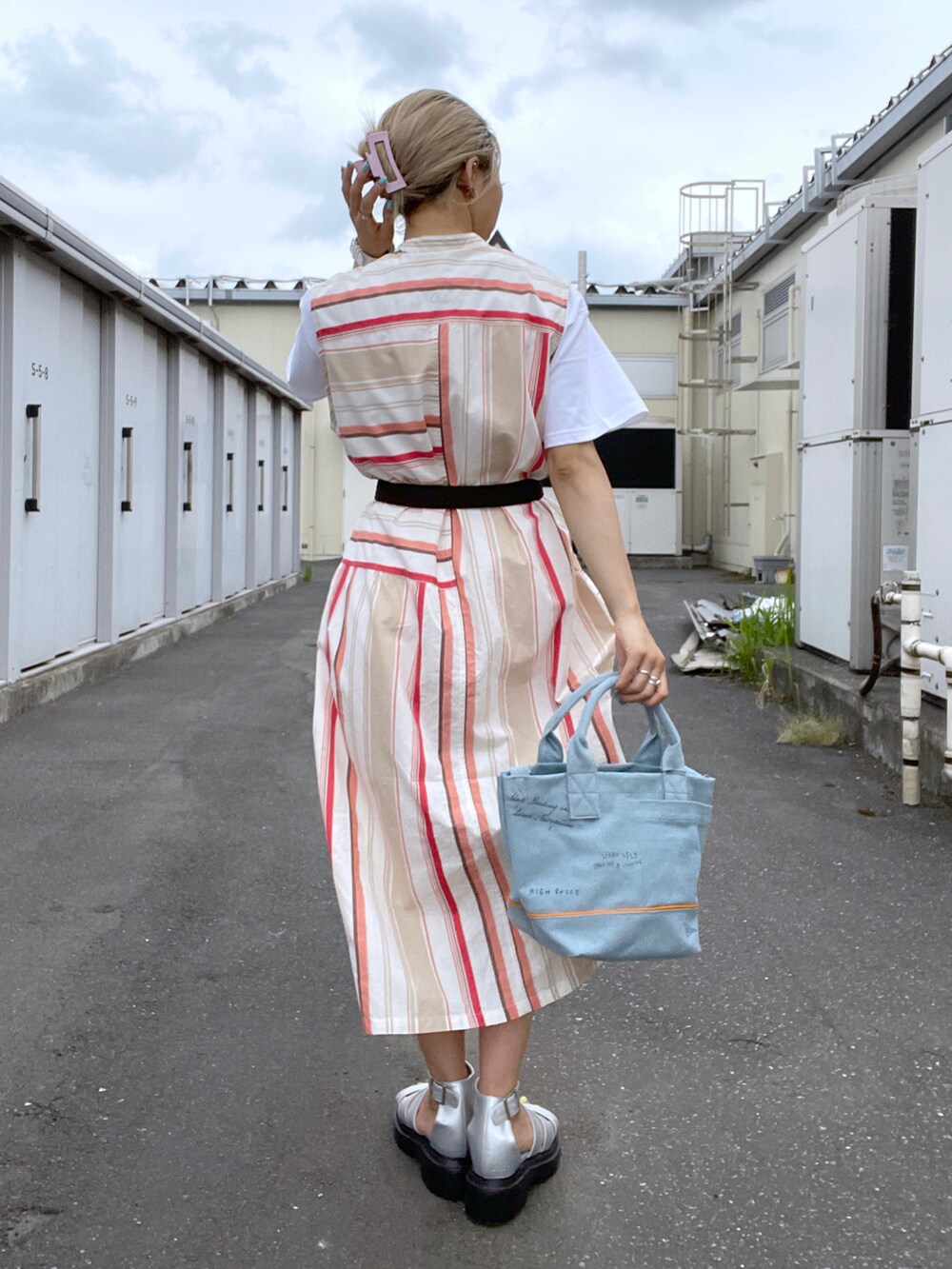 「ワンピース、AVIREX、ootd、夏コーデ、低身長、今日のコーデ、AVIREXBelle、AVIREX DEPOT、アビレックス(AVIREX)、お出かけコーデ日記」｜「AVIREXの【WEB&DEPOT限定】MULTI STRIPE ONEPIECE/ マルチストライプワンピース（シャツワンピース、レッド系）」を使った、Reinaさん（レディース・155cm）の春コーディネートの2枚目の写真