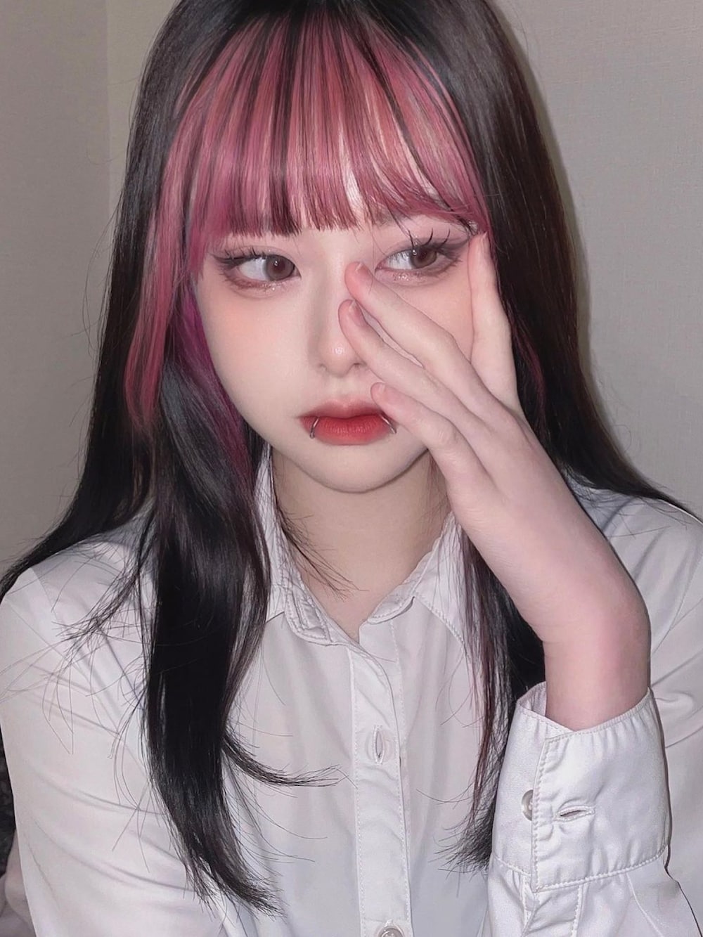 ピンク系のコンタクトレンズ・カラコンを着用したレディースの夏コーディネートの3枚目の写真