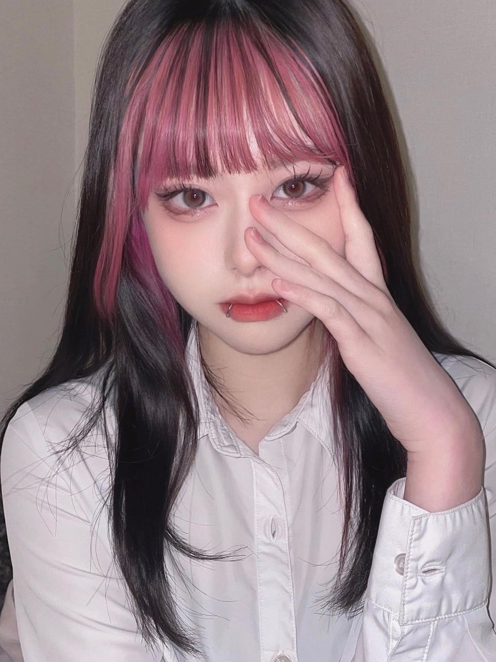 ピンク系のコンタクトレンズ・カラコンを着用したレディースの夏コーディネートの2枚目の写真