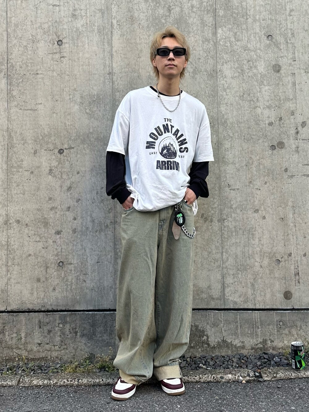 その他のデニムパンツ、レッド系のスニーカー、ブラック系のサングラスを着用したメンズの春コーディネートの3枚目の写真