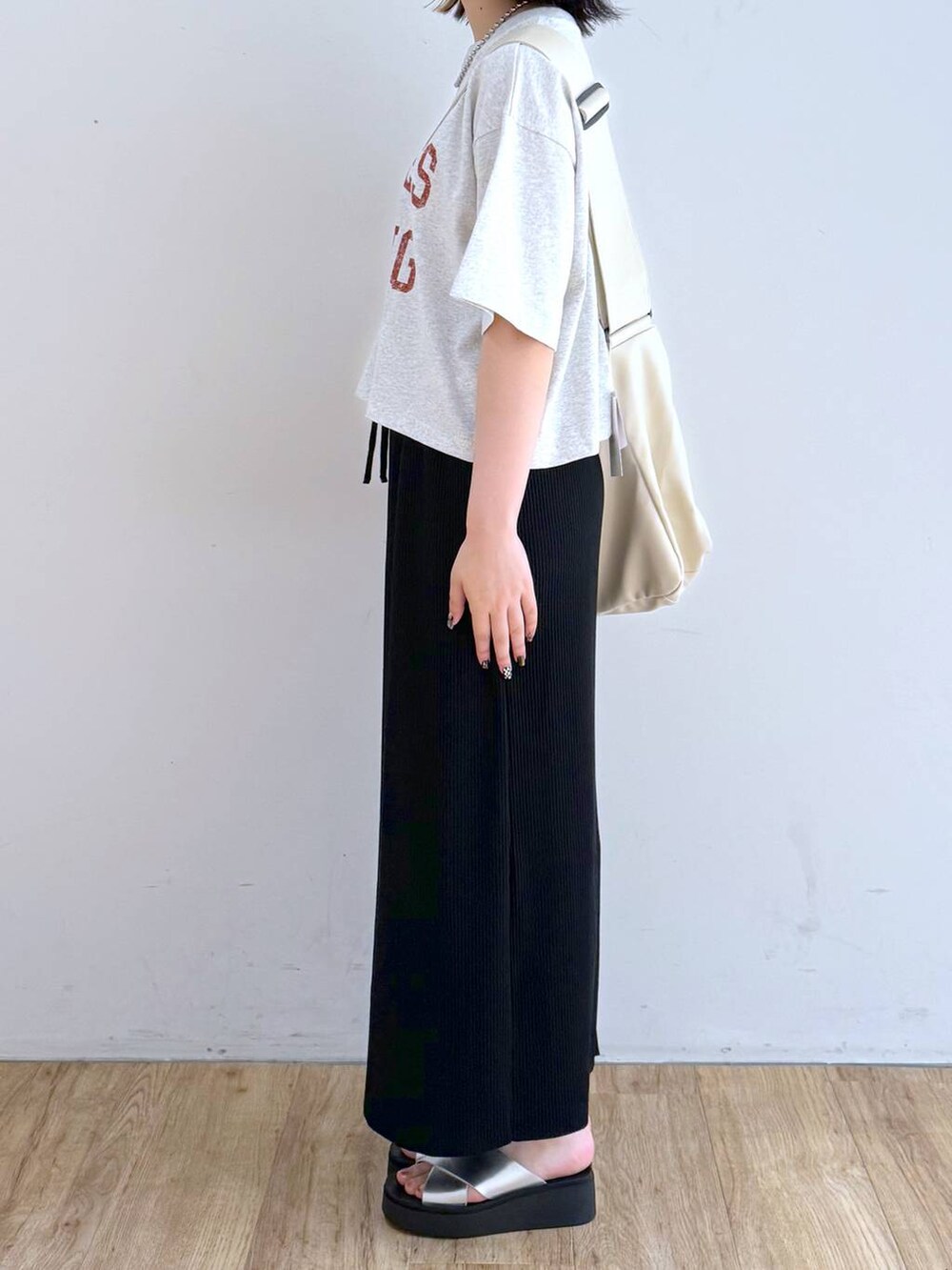 「女子ウケ、ミーハー、ローリーズスタイル_LOWRYS FARM、LOWRYS FARM、カジュアル、ベーシック/シンプル、大人女子カジュアル_LOWRYS FARM、Tシャツ」｜「LOWRYS FARMのカットリブタイトスカート　103920（スカート、ブラック系）」を使った、佐藤静香さん（レディース・159cm）の夏コーディネートの2枚目の写真