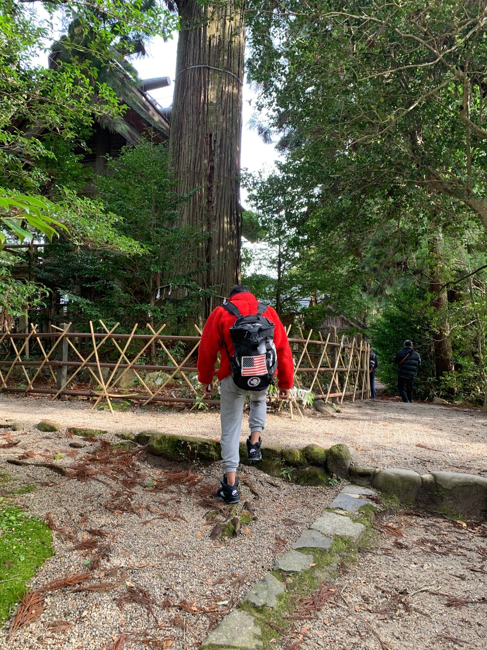 レッド系のその他アウター、ブラック系のスニーカーを着用したメンズの冬コーディネートの3枚目の写真