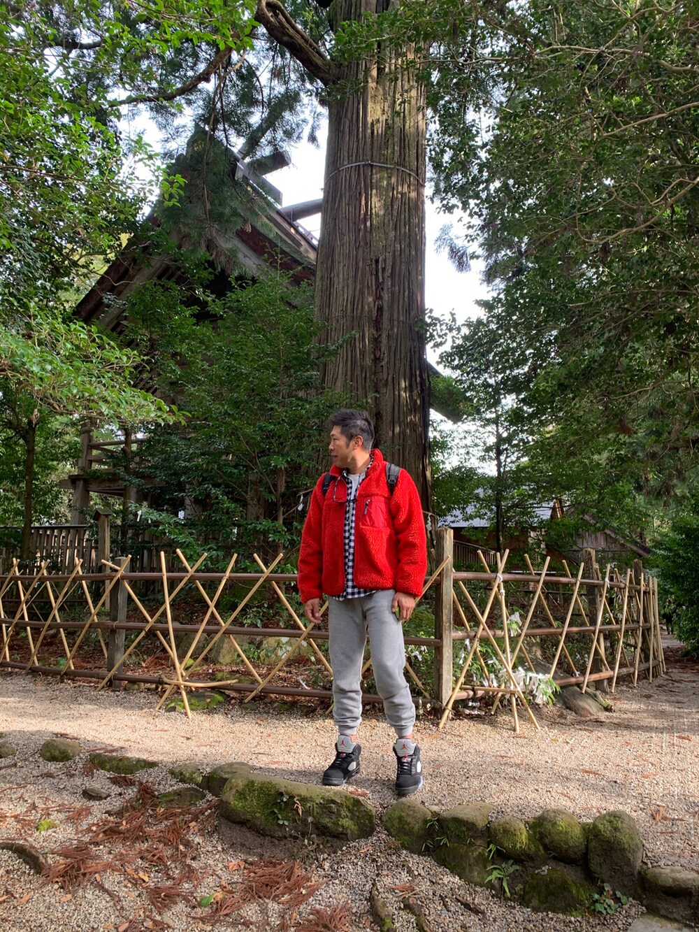 レッド系のその他アウター、ブラック系のスニーカーを着用したメンズの冬コーディネートの2枚目の写真