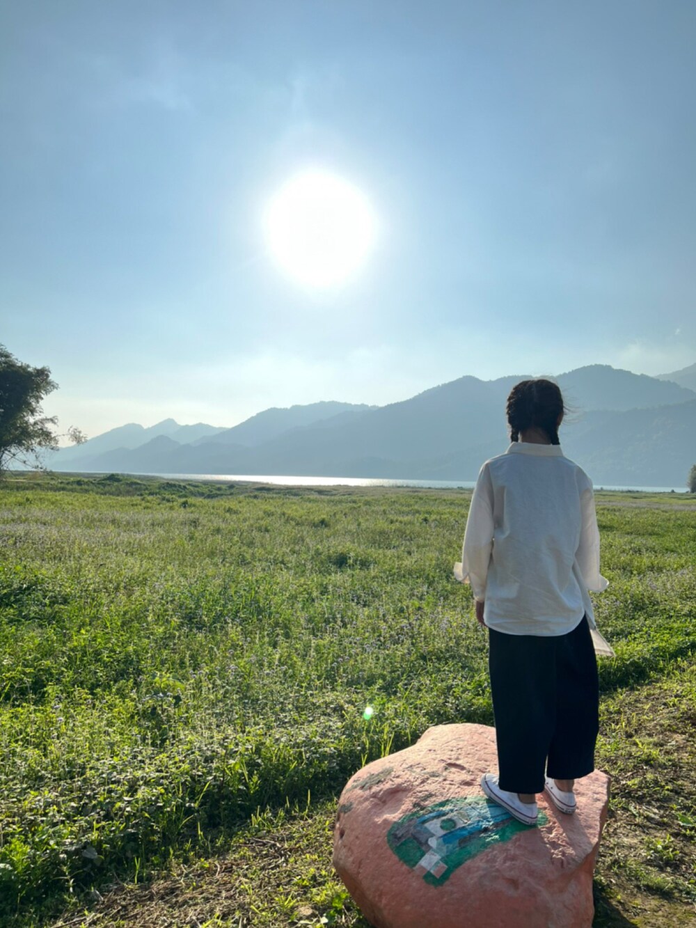 ホワイト系のスニーカーを着用したキッズの冬コーディネートの2枚目の写真