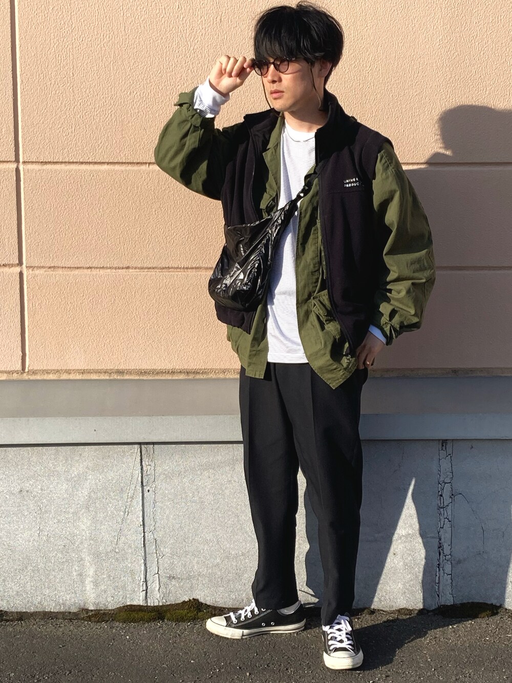 「サングラス、春夏コーデ、お洒落さんとつながりたい、UNIQLO、アウトドアスタイル、ショルダーバッグ、きれいめカジュアル、大人カジュアル、ミリタリー、ベスト、金子眼鏡」｜「UNIQLOのワイドフィットパンツ（セットアップ）（その他パンツ、ブラック系）」を使った、のりじさん（メンズ・172cm）の夏コーディネートの4枚目の写真