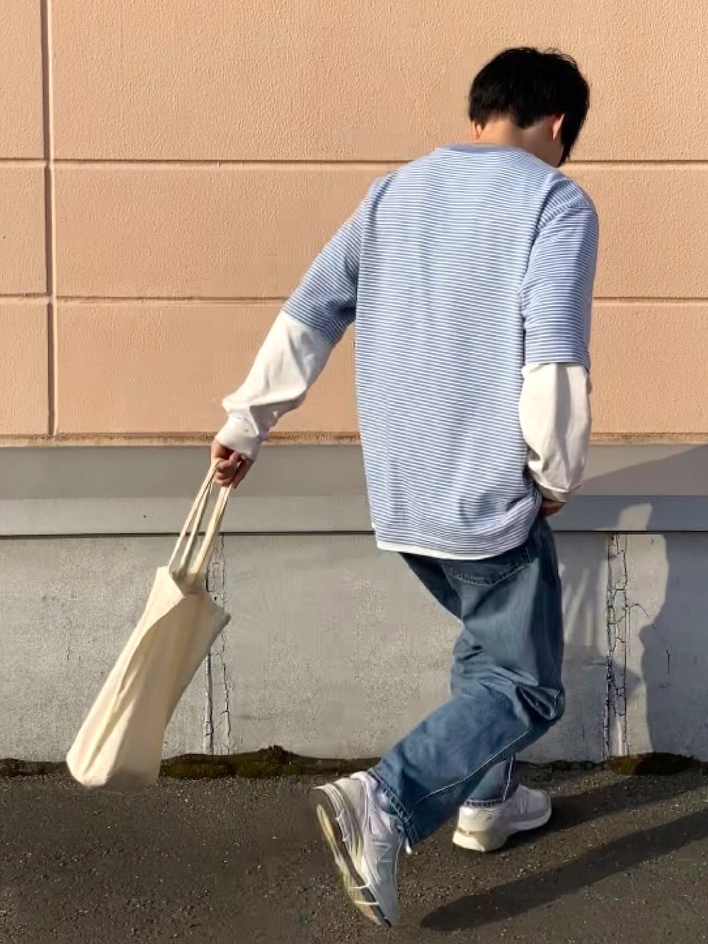 「UNIQLO、きれいめカジュアル、カジュアルコーデ、アウトドアスタイル、休日スタイル、スニーカーコーデ、ボーダー、カジュアル、スニーカー、シンプルコーデ、青、青×白、ゆるコーデ」｜「UNIQLOのアイテム（Tシャツ/カットソー、ブルー系）」を使った、のりじさん（メンズ・172cm）の夏コーディネートの4枚目の写真