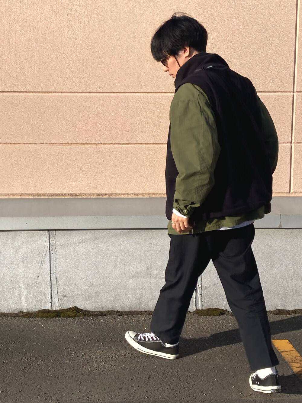 「サングラス、春夏コーデ、お洒落さんとつながりたい、UNIQLO、アウトドアスタイル、ショルダーバッグ、きれいめカジュアル、大人カジュアル、ミリタリー、ベスト、金子眼鏡」｜「UNIQLOのワイドフィットパンツ（セットアップ）（その他パンツ、ブラック系）」を使った、のりじさん（メンズ・172cm）の夏コーディネートの3枚目の写真