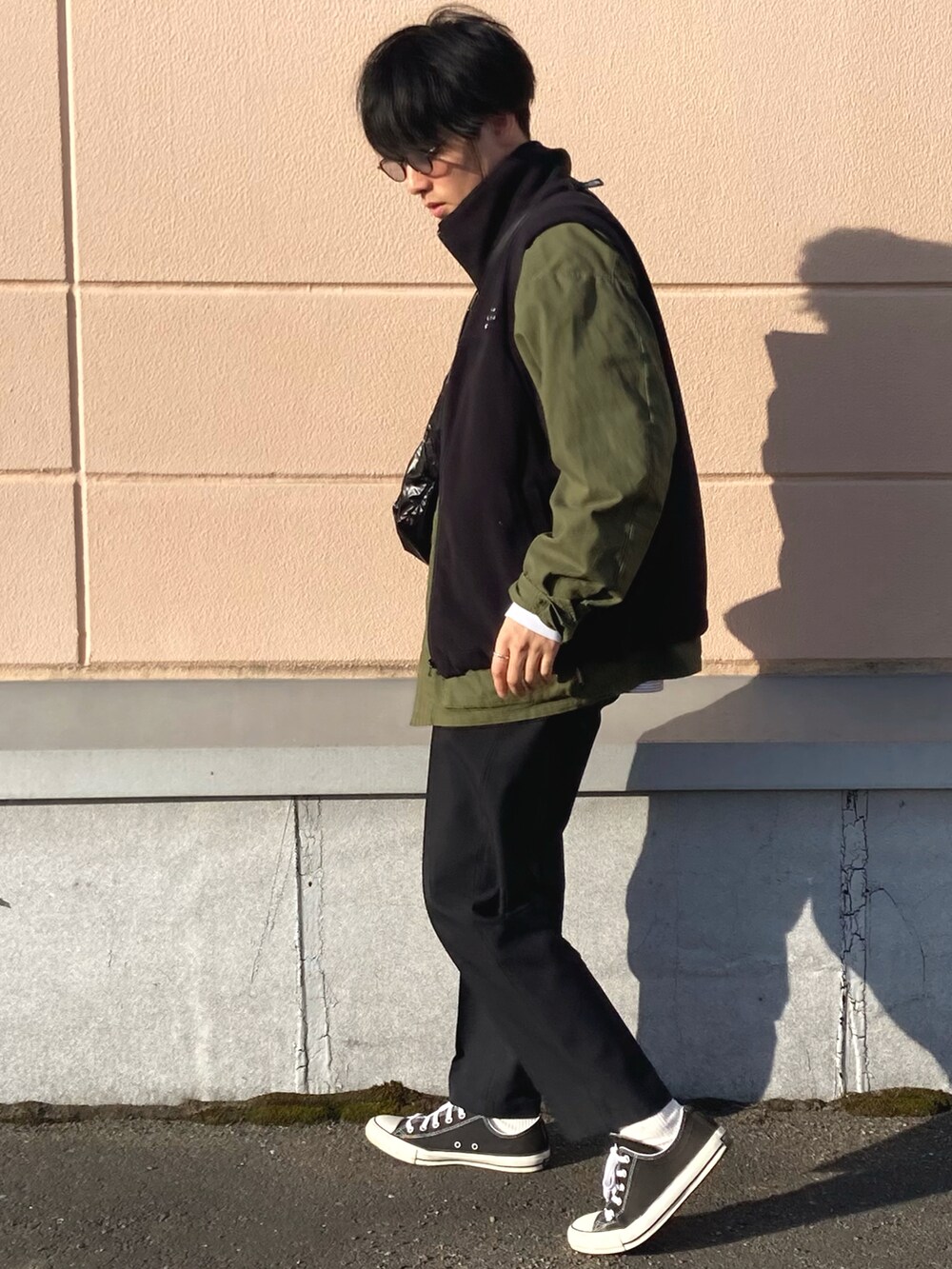 「サングラス、春夏コーデ、お洒落さんとつながりたい、UNIQLO、アウトドアスタイル、ショルダーバッグ、きれいめカジュアル、大人カジュアル、ミリタリー、ベスト、金子眼鏡」｜「UNIQLOのワイドフィットパンツ（セットアップ）（その他パンツ、ブラック系）」を使った、のりじさん（メンズ・172cm）の夏コーディネートの2枚目の写真