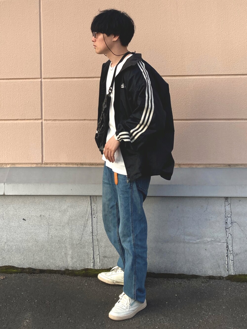 「古着MIX、adidas、カジュアル、ビッグシルエット、カジュアルコーデ、ワイドパンツ、デニムパンツ、スニーカー、オーバーサイズ、ショルダーバッグ、デニム」｜「UNIQLOのワイドフィットテーパードジーンズ（デニムパンツ、ブルー系）」を使った、のりじさん（メンズ・172cm）の夏コーディネートの3枚目の写真