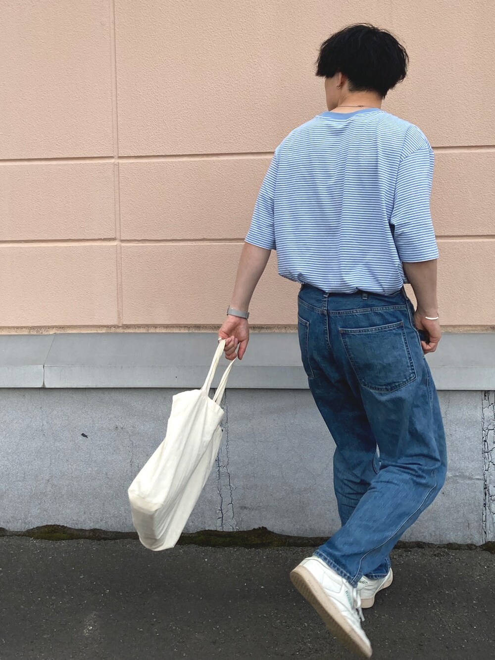 「ビッグT、ビッグシルエット、シンプル、大人カジュアル、オーバーサイズ、カジュアルコーデ、ゆるコーデ、カジュアル、トートバッグ、ジーンズ、UNIQLO」｜「UNIQLOのワイドフィットテーパードジーンズ（デニムパンツ、ブルー系）」を使った、のりじさん（メンズ・172cm）の夏コーディネートの3枚目の写真