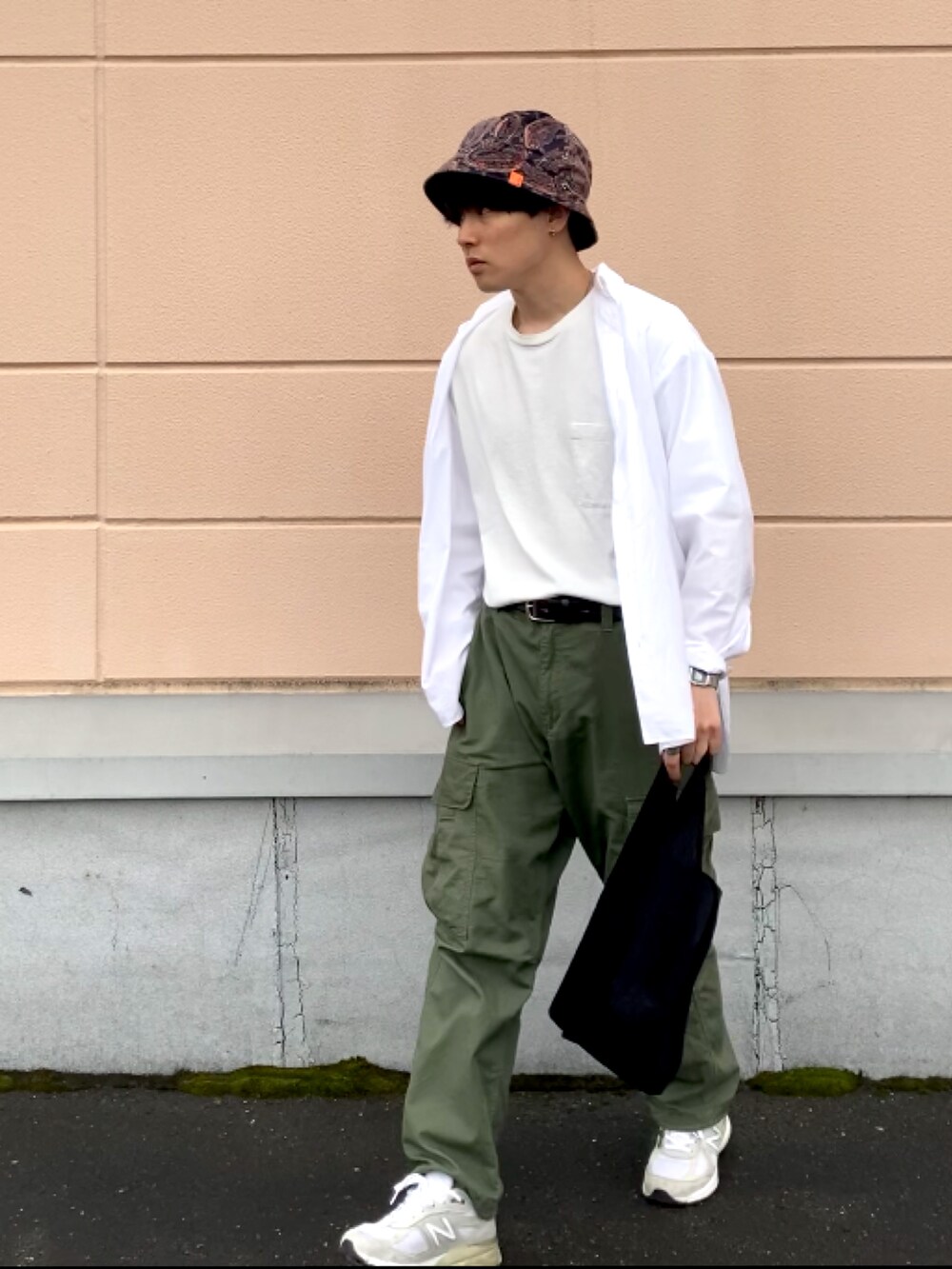 「ペイズリー、ハット、バケットハット、シャツスタイル、きれいめカジュアル、カーゴパンツ、ストリート、ラフ、ミリタリー、ストリートコーデ」｜「NEW BALANCEのアイテム（スニーカー、グレー系）」を使った、のりじさん（メンズ・172cm）の夏コーディネートの3枚目の写真