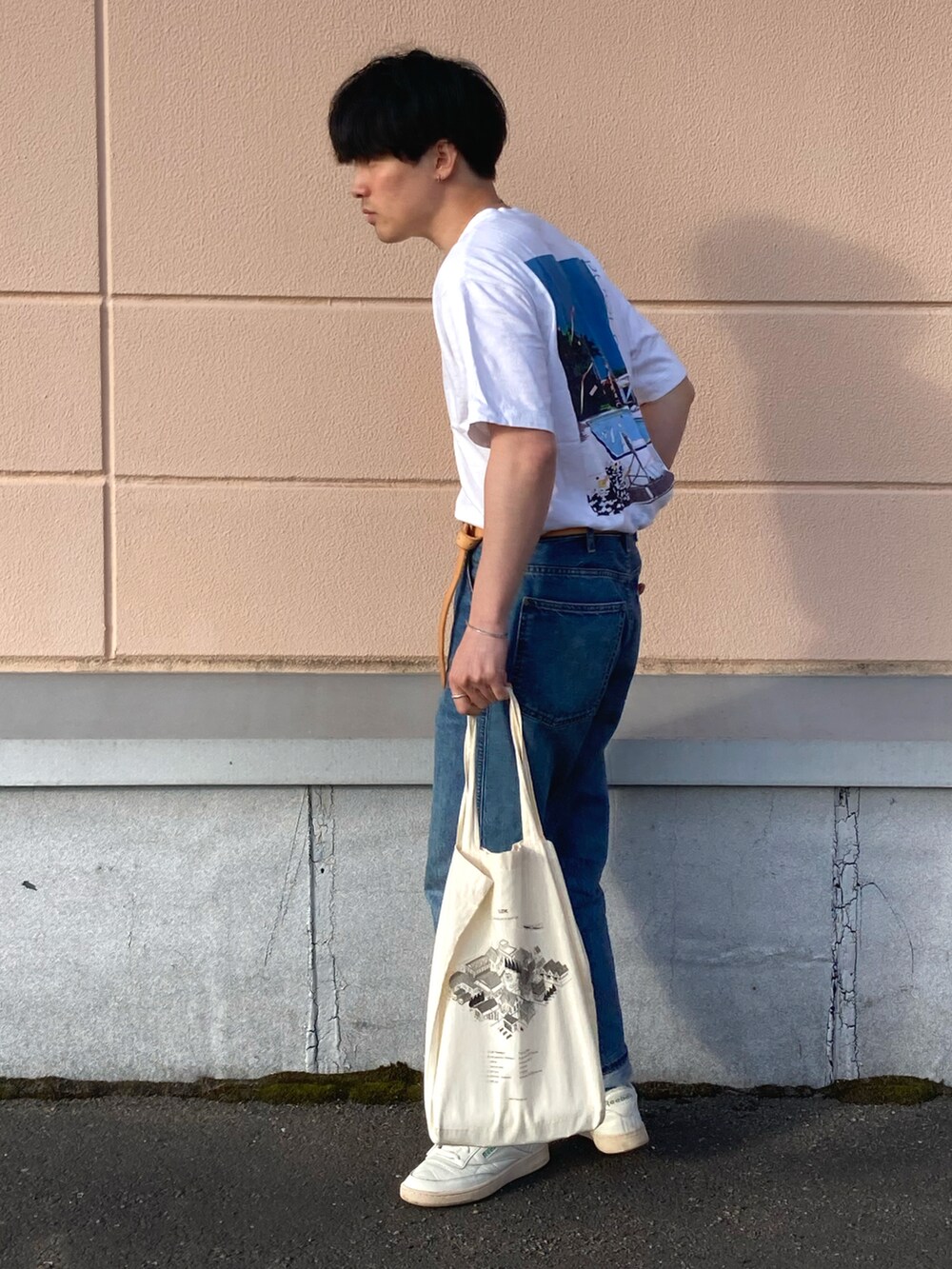 「白Tシャツ、トートバッグ、UNIQLO、デニム、バックプリント、ビックシルエット、初夏コーデ、デニムパンツ、ゆるコーデ、きれいめカジュアル」｜「BEAUTY&YOUTH UNITED ARROWSの【別注】 ＜EIZIN SUZUKI＞ TEE 1/Tシャツ（Tシャツ/カットソー、ホワイト系）」を使った、のりじさん（メンズ・172cm）の夏コーディネートの2枚目の写真