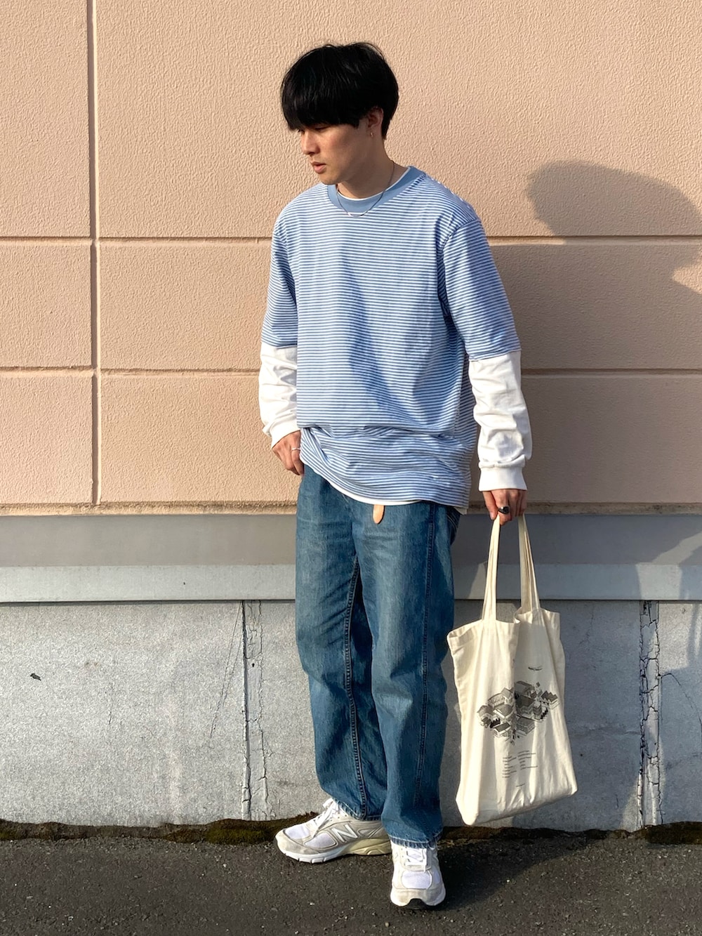 「UNIQLO、きれいめカジュアル、カジュアルコーデ、アウトドアスタイル、休日スタイル、スニーカーコーデ、ボーダー、カジュアル、スニーカー、シンプルコーデ、青、青×白、ゆるコーデ」｜「UNIQLOのアイテム（Tシャツ/カットソー、ブルー系）」を使った、のりじさん（メンズ・172cm）の夏コーディネートの2枚目の写真
