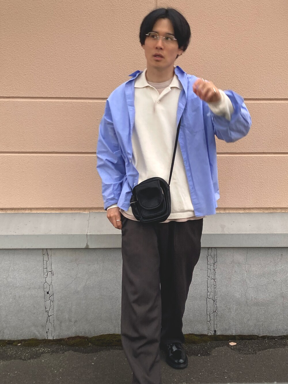 「FUDGEBOYのトラッドスタイル、古着MIX、ビッグシルエット、春夏コーデ、シンプル、シャツ、スラックス、きれいめカジュアル、革靴、ゆるコーデ、オープンカラーシャツ、スニーカー、キレイめ」|「Church'sのアイテム(シューズ、ブラック系)」を使った、のりじさん(メンズ・172cm)の春コーディネートの2枚目の写真