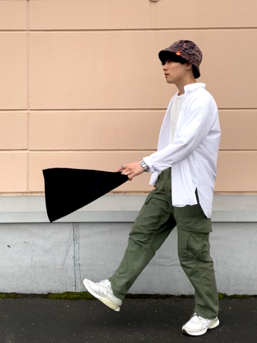 「ペイズリー、ハット、バケットハット、シャツスタイル、きれいめカジュアル、カーゴパンツ、ストリート、ラフ、ミリタリー、ストリートコーデ」｜「NEW BALANCEのアイテム（スニーカー、グレー系）」を使った、のりじさん（メンズ・172cm）の夏コーディネートの2枚目の写真