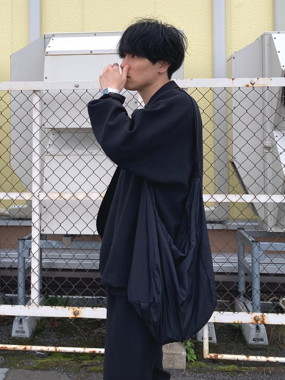 「シンプルコーデ、黒、モノトーン、オーバーサイズ、ビッグシルエット、大人カジュアル、モノトーンコーデ、セットアップ」｜「MoonStarの＜MOONSTAR＞LOW BASKET/スニーカー（スニーカー、ホワイト系）」を使った、のりじさん（メンズ・172cm）の夏コーディネートの3枚目の写真