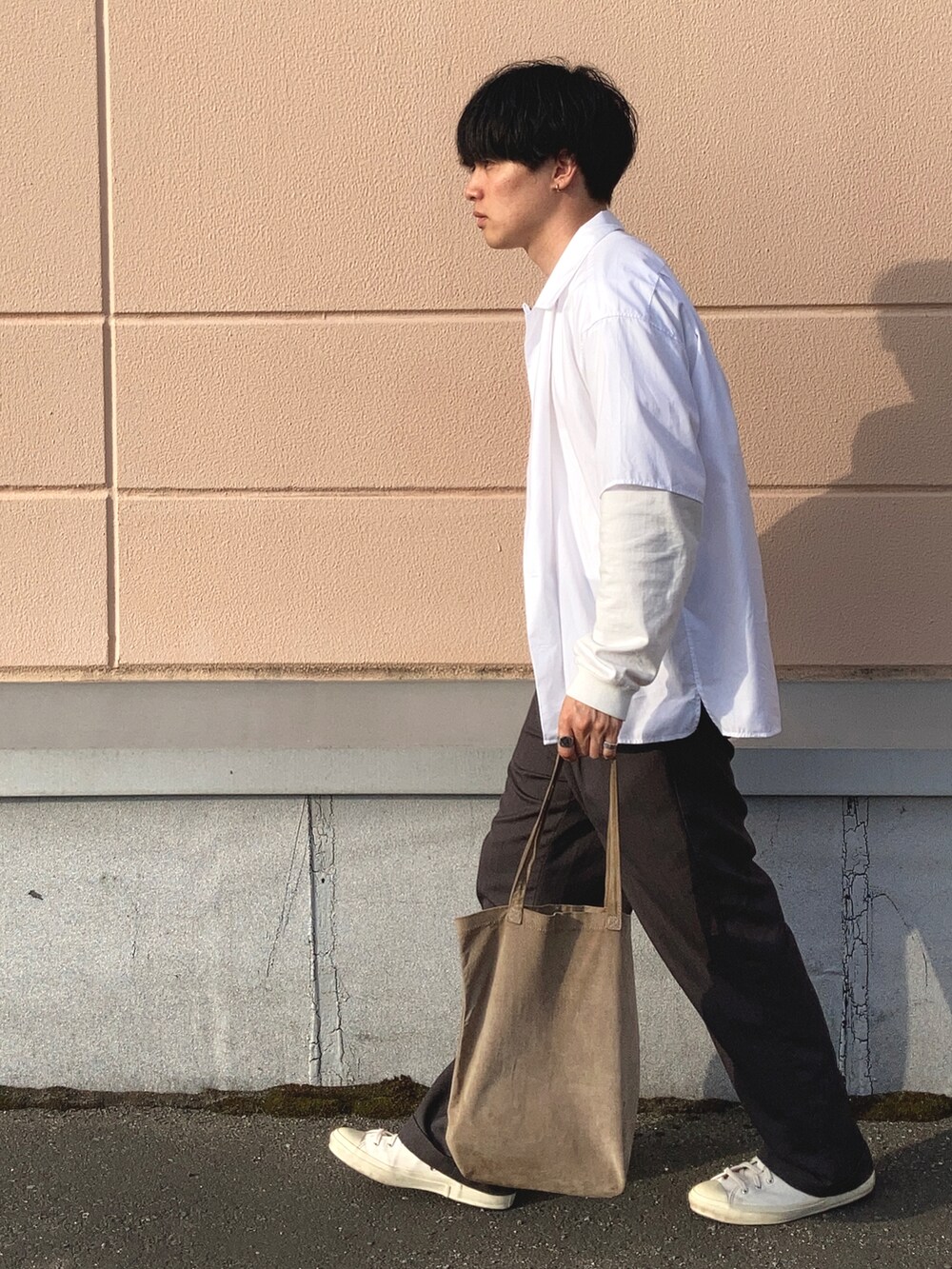 「大人カジュアル、春夏コーデ、シンプルコーデ、古着MIX、きれいめカジュアル、開襟シャツ、フリークスストア、オーバーサイズ」｜「UNIQLOのクルーネックＴ（長袖）（Tシャツ/カットソー、ホワイト系）」を使った、のりじさん（メンズ・172cm）の夏コーディネートの2枚目の写真