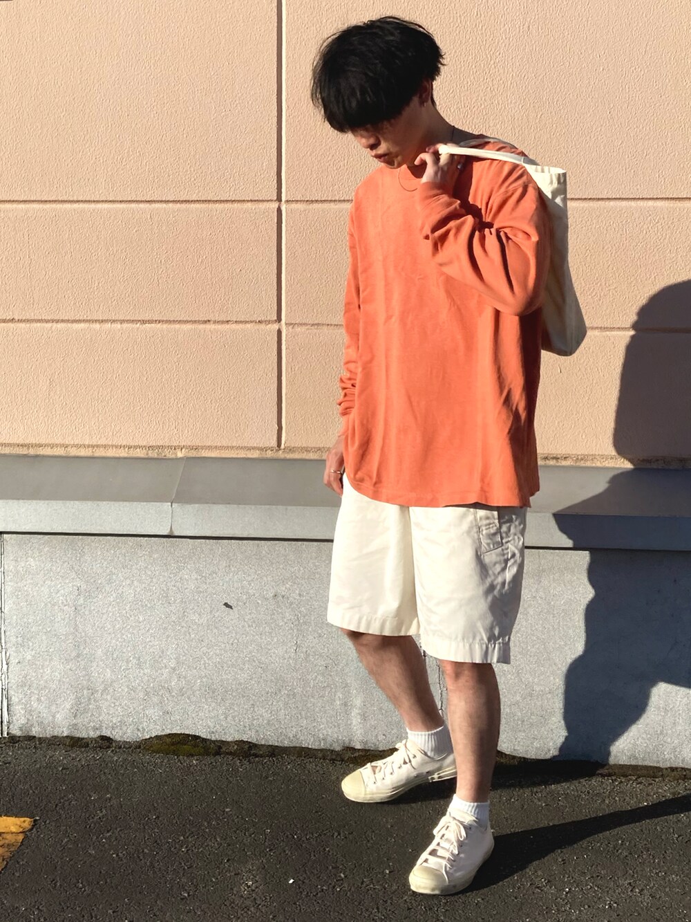 「ビタミンカラー、シンプルスタイル、オトナカジュアル、夏、オーバーサイズ、ビッグシルエット、ストリートコーデ、トレンド、ハーフパンツ」｜「MoonStarの＜MOONSTAR＞LOW BASKET/スニーカー（スニーカー、ホワイト系）」を使った、のりじさん（メンズ・172cm）の夏コーディネートの2枚目の写真