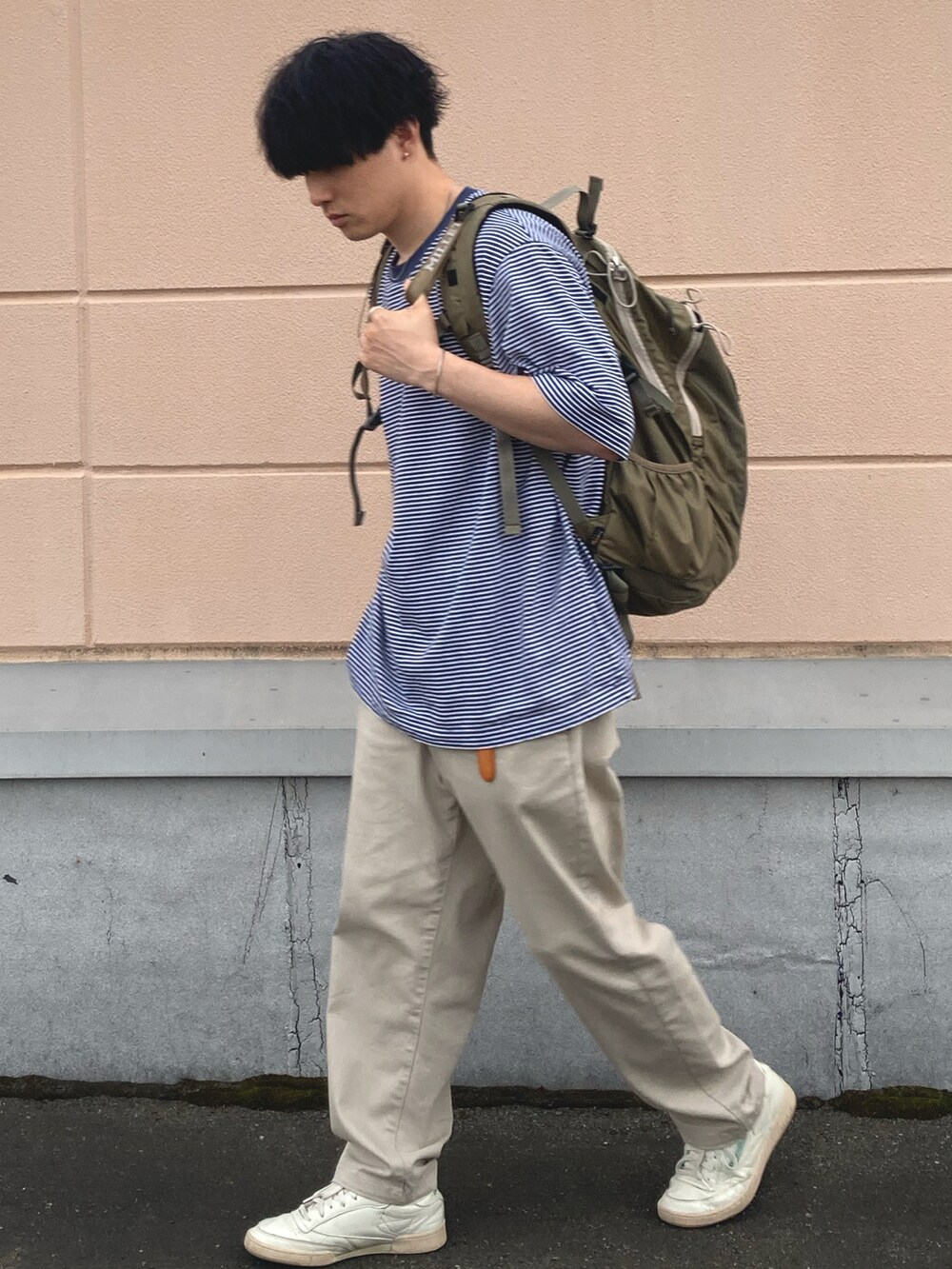 「ストリート、リュック、ボーダー、ワイドパンツ、ビッグT、ゆるコーデ、ビッグシルエット」｜「Reebokのクラブ シー [Club C 85] リーボック（スニーカー、ホワイト系）」を使った、のりじさん（メンズ・172cm）の夏コーディネートの2枚目の写真