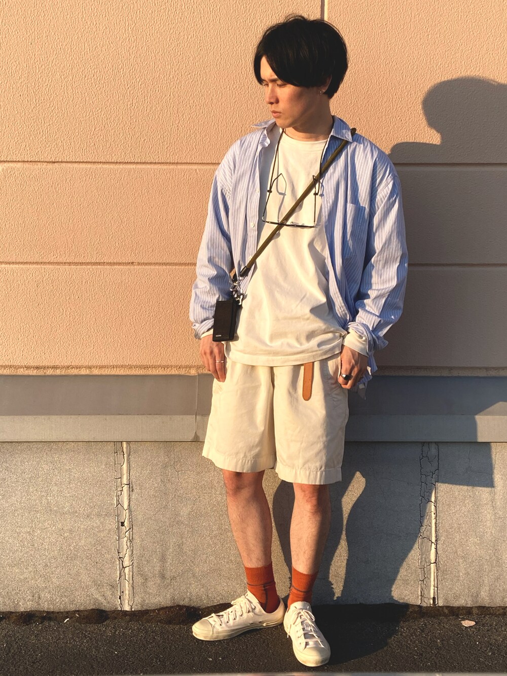 「FUDGEBOYのトラッドスタイル、カラーソックス、ビッグシルエット、きれいめカジュアル、カラー×コーデ、ハーフパンツ、アウトドアスタイル、UNIQLO、カジュアルコーデ、春コーデ、初夏コーデ、シンプルスタイル、サングラス、ゆるコーデ」｜「FREAK'S STOREのアイテム（シャツ/ブラウス、ブルー系）」を使った、のりじさん（メンズ・172cm）の春コーディネートの4枚目の写真