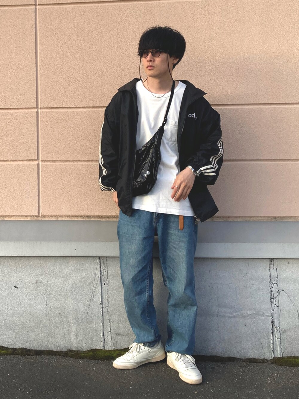 「古着MIX、adidas、カジュアル、ビッグシルエット、カジュアルコーデ、ワイドパンツ、デニムパンツ、スニーカー、オーバーサイズ、ショルダーバッグ、デニム」｜「UNIQLOのワイドフィットテーパードジーンズ（デニムパンツ、ブルー系）」を使った、のりじさん（メンズ・172cm）の夏コーディネートの2枚目の写真