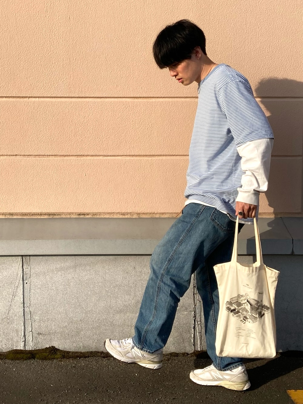 「UNIQLO、きれいめカジュアル、カジュアルコーデ、アウトドアスタイル、休日スタイル、スニーカーコーデ、ボーダー、カジュアル、スニーカー、シンプルコーデ、青、青×白、ゆるコーデ」｜「UNIQLOのアイテム（Tシャツ/カットソー、ブルー系）」を使った、のりじさん（メンズ・172cm）の夏コーディネートの3枚目の写真
