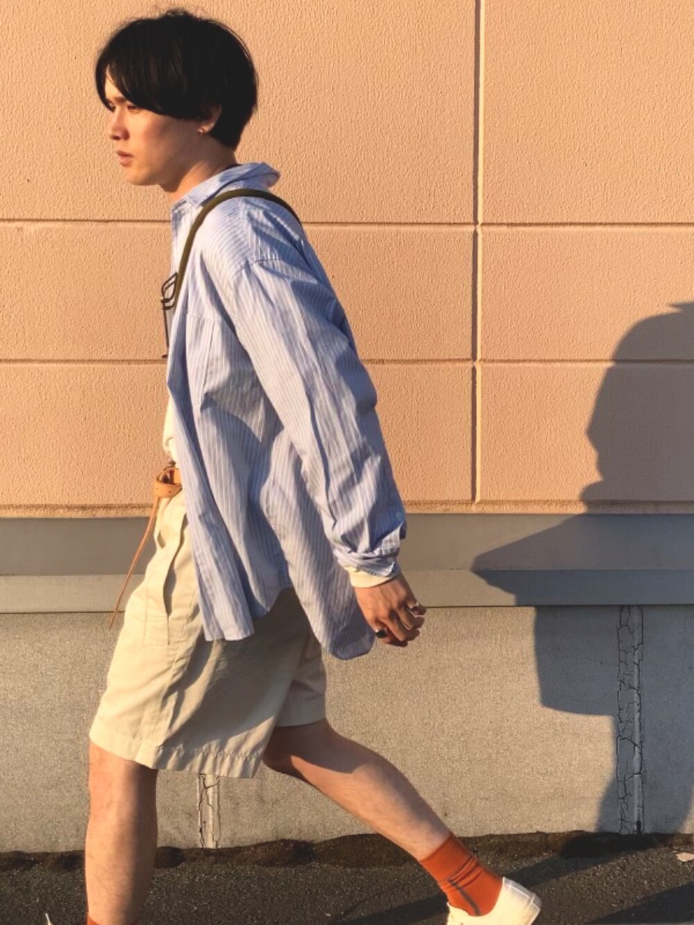 「FUDGEBOYのトラッドスタイル、カラーソックス、ビッグシルエット、きれいめカジュアル、カラー×コーデ、ハーフパンツ、アウトドアスタイル、UNIQLO、カジュアルコーデ、春コーデ、初夏コーデ、シンプルスタイル、サングラス、ゆるコーデ」｜「FREAK'S STOREのアイテム（シャツ/ブラウス、ブルー系）」を使った、のりじさん（メンズ・172cm）の春コーディネートの2枚目の写真