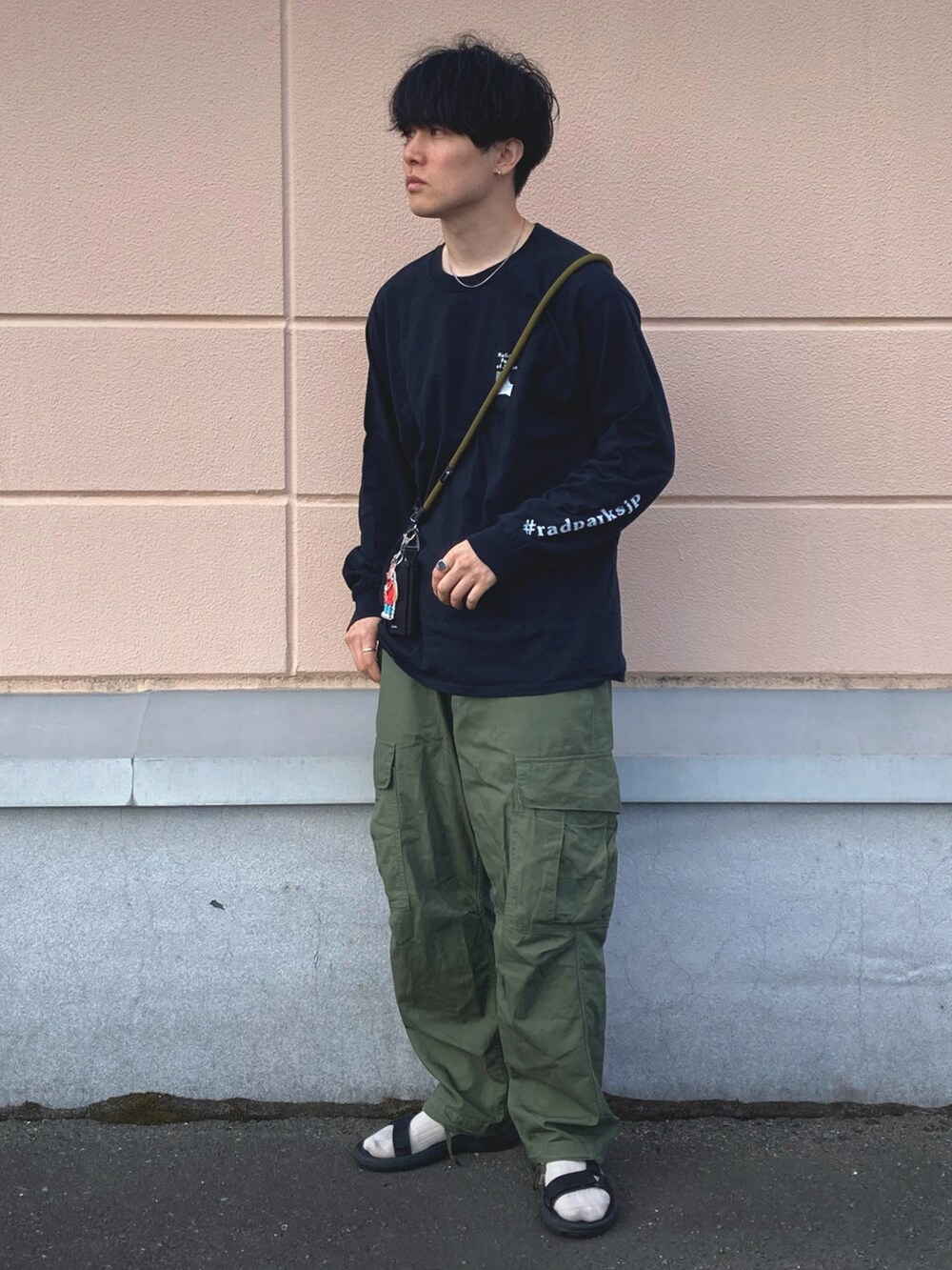 「アウトドアスタイル、ロゴT、カーゴパンツ、夏コーデ、キャンプ、サンダル、シンプル」｜「Right-onのアイテム（カーゴパンツ、グリーン系）」を使った、のりじさん（メンズ・172cm）の夏コーディネートの2枚目の写真