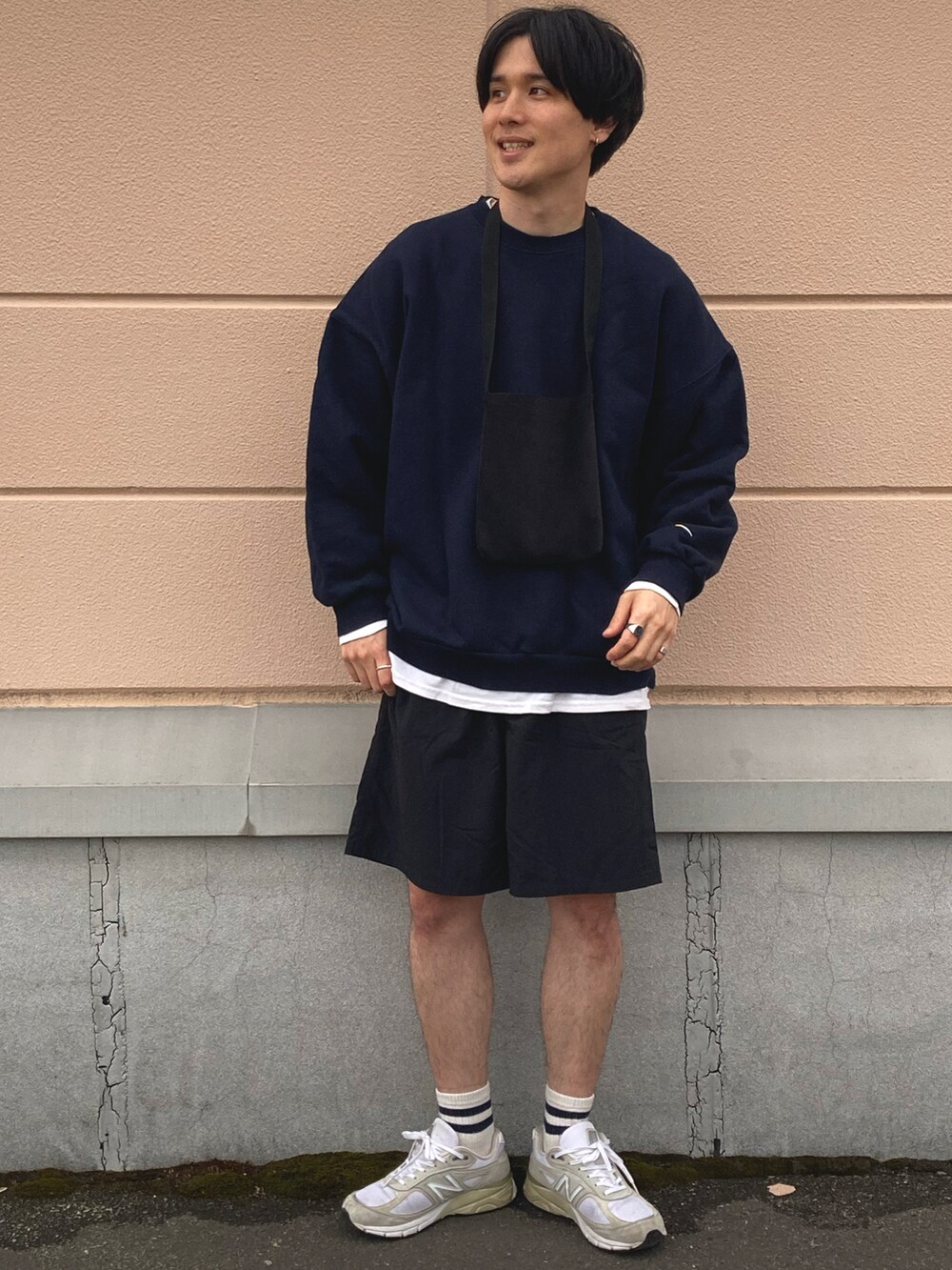 「FUDGEBOYのトラッドスタイル、春コーデ、休日スタイル、古着MIX、ビッグシルエット、ミニバッグ、モノトーン、シンプル、オーバーサイズ、オトナカジュアル、ビックシルエット、スニーカーコーデ、ゆるコーデ、カジュアル」｜「NIKEのアイテム（その他パンツ、ブラック系）」を使った、のりじさん（メンズ・172cm）の春コーディネートの3枚目の写真