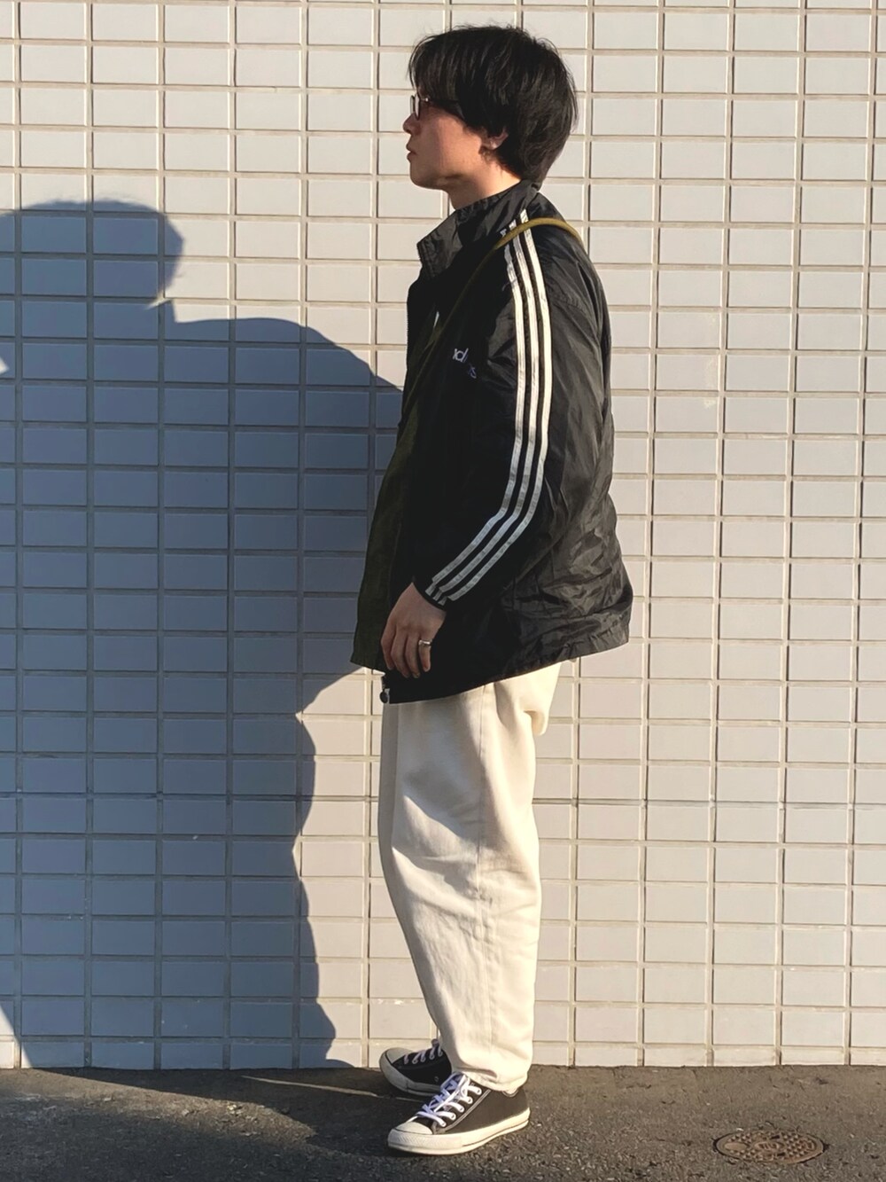 「FUDGEBOYのトラッドスタイル、古着MIX、春夏コーデ、ビッグシルエット、コンバース、カラーパンツ、サングラス、大人カジュアル、春コーデ、ストリートコーデ、adidas、メガネ男子」｜「niko and...の綿ツイルテーパードパンツ（その他パンツ、ホワイト系）」を使った、のりじさん（メンズ・172cm）の春コーディネートの2枚目の写真