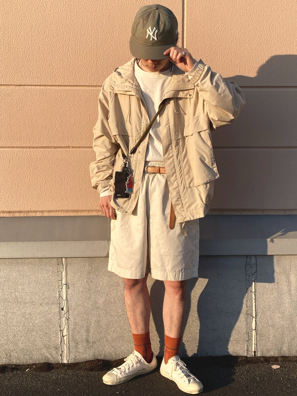 「カラー×コーデ、UNIQLO、ハーフパンツ、オトナカジュアル、キレイめ、春コーデ、ラフコーデ、きれいめカジュアル、シンプルコーデ、カラーソックス、ホワイト×ベージュ、ベージュ、ホワイトコーデ」｜「UNIQLOのアイテム（その他パンツ、ホワイト系）」を使った、のりじさん（メンズ・172cm）の春コーディネートの2枚目の写真