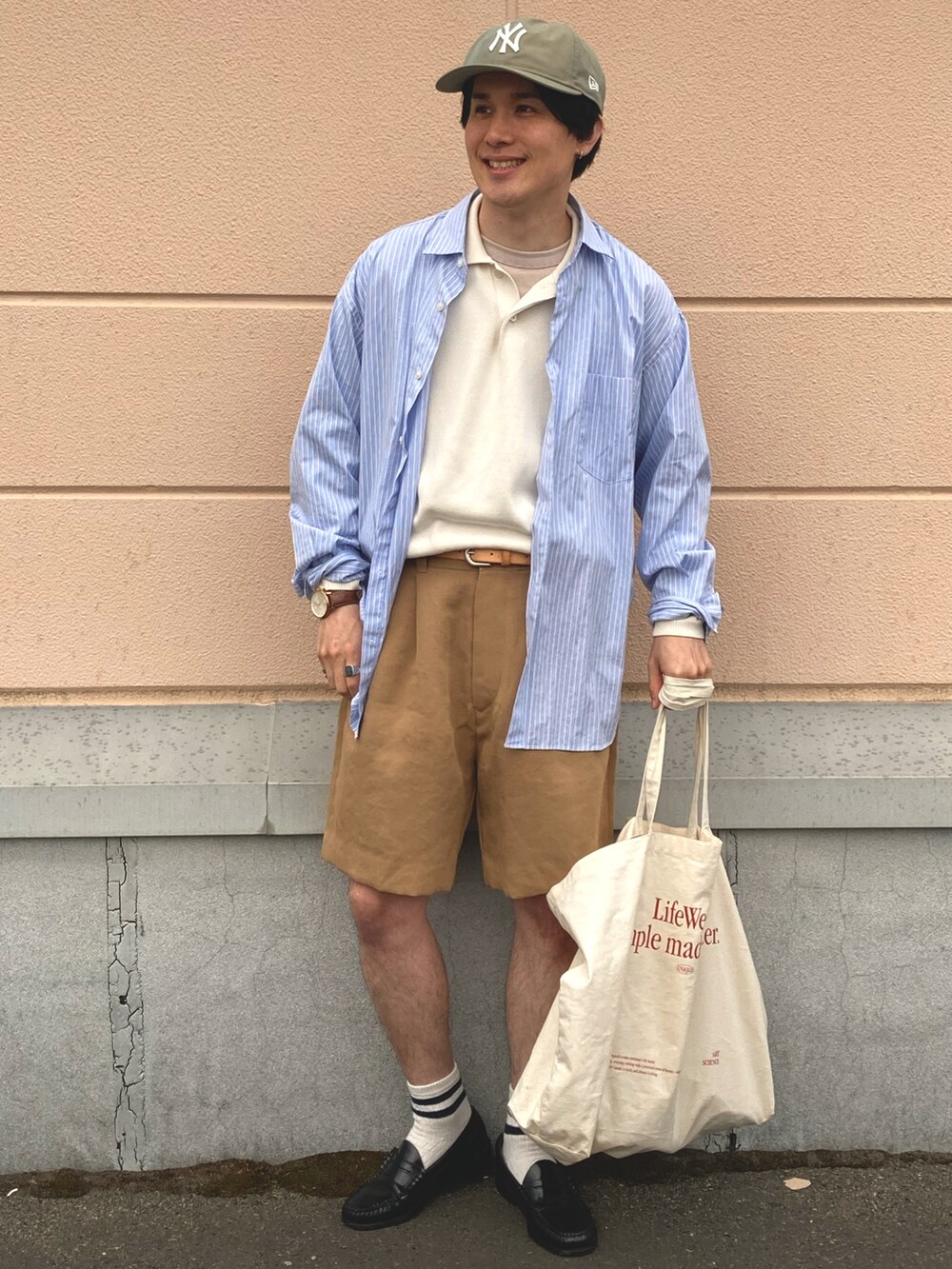「トートバッグ、革靴、UNIQLO、春夏コーデ、ハーフパンツ、きれいめカジュアル、シャツスタイル、キャップ、大人カジュアル、カジュアル」｜「ADAM ET ROPE'のオックスタックショートPT（その他パンツ、ベージュ系）」を使った、のりじさん（メンズ・172cm）の春コーディネートの2枚目の写真