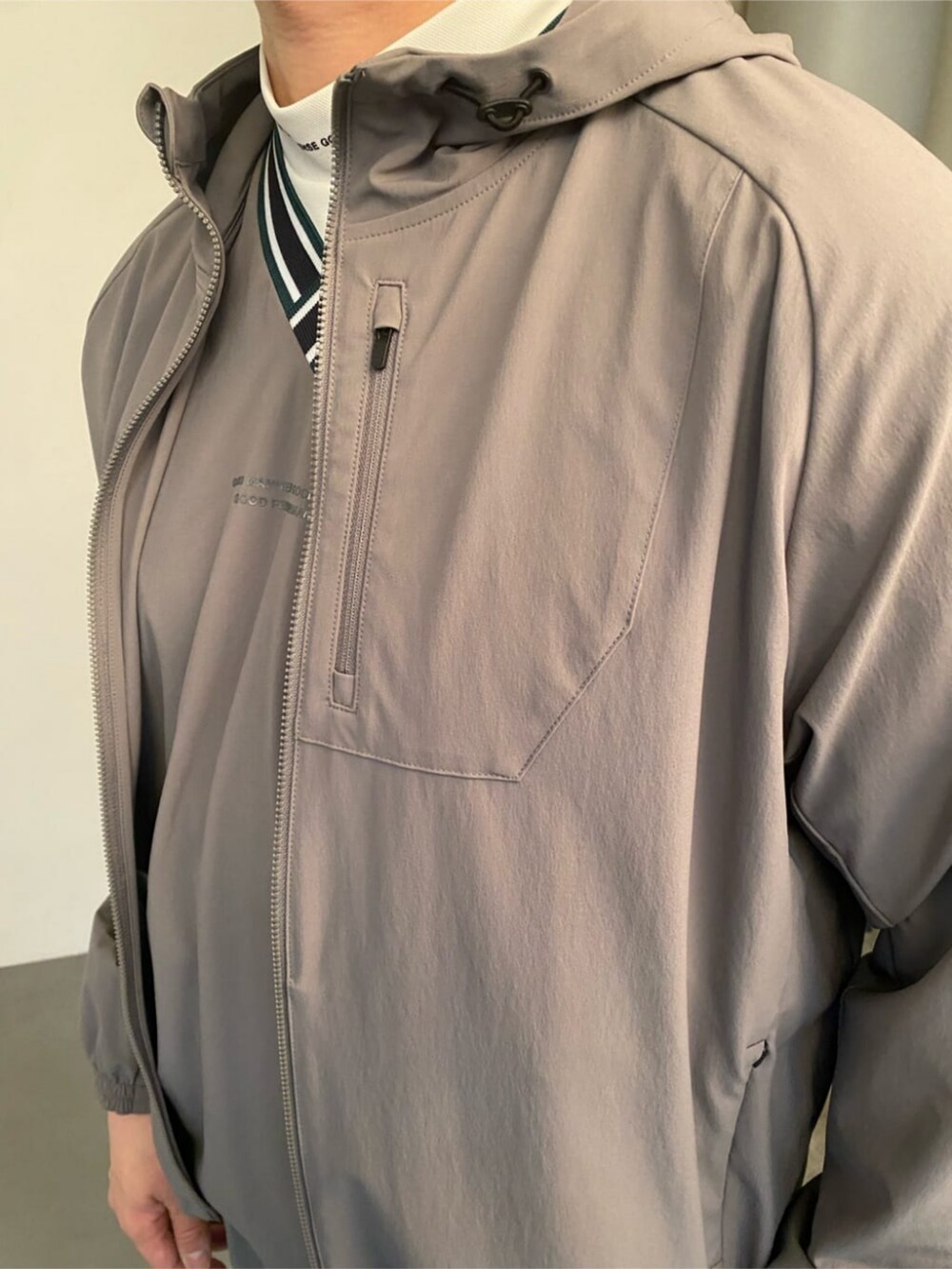 ホワイト系のその他シューズ、グレー系のブルゾン、グレー系のその他パンツを着用したメンズの春コーディネートの3枚目の写真