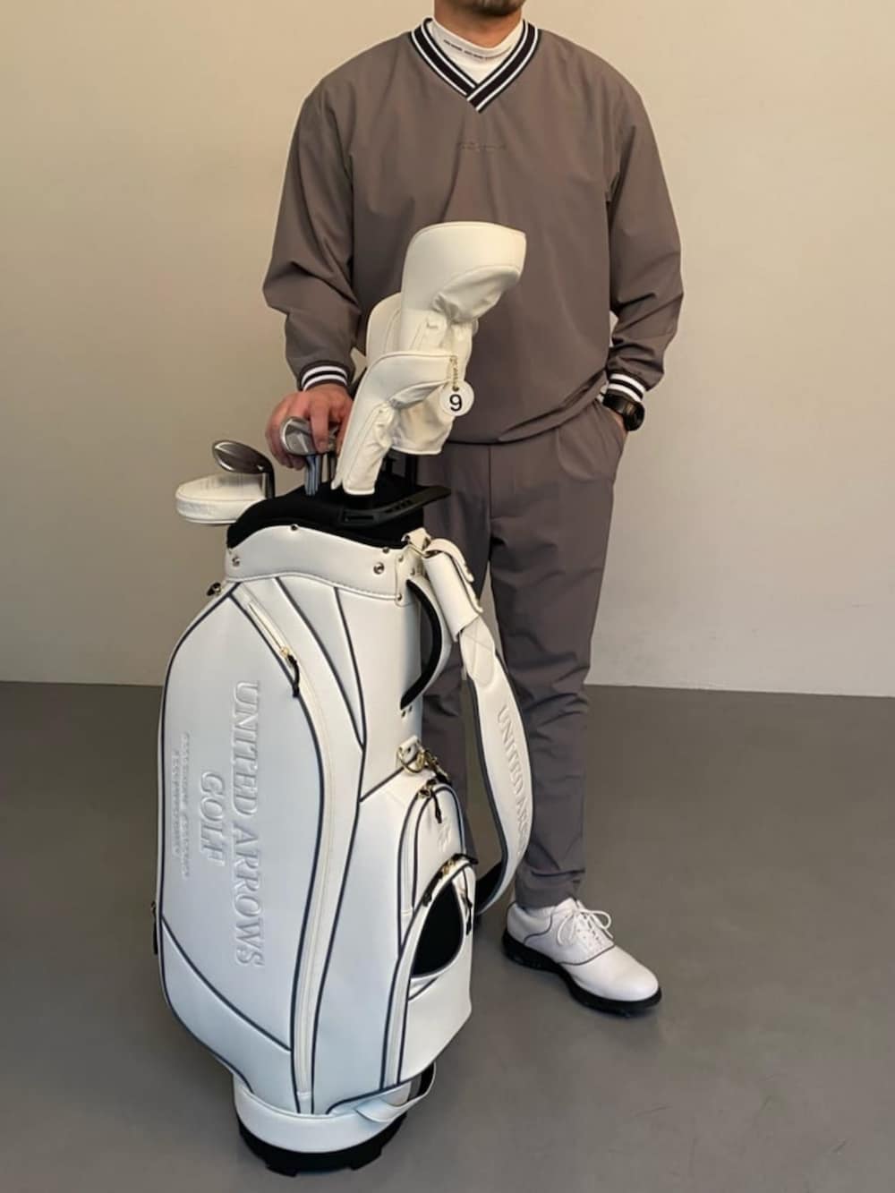 ホワイト系のその他シューズ、グレー系のブルゾン、グレー系のその他パンツを着用したメンズの春コーディネートの2枚目の写真