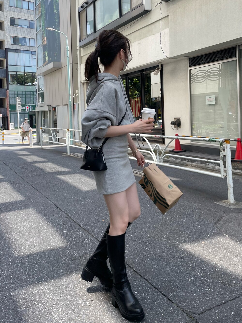 グレー系のワンピース、ブラック系のブーツを着用したレディースの秋コーディネートの3枚目の写真