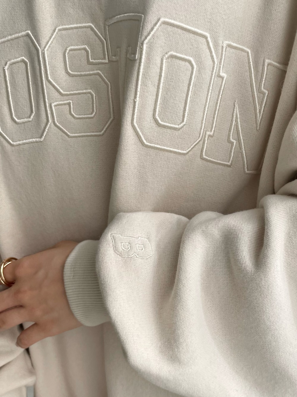 ホワイト系のスウェット、ブラック系のブーツを着用したレディースの夏コーディネートの4枚目の写真