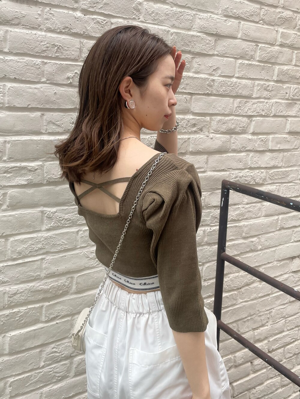 ホワイト系のカーゴパンツ、ホワイト系のニット/セーターを着用したレディースの夏コーディネートの3枚目の写真