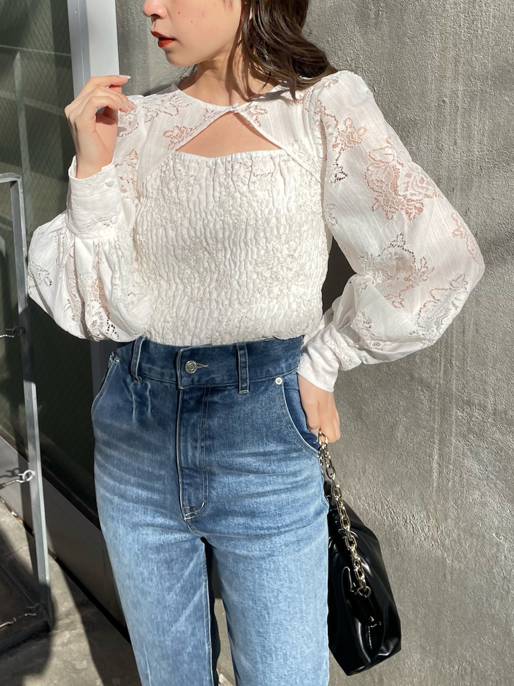 ブルー系のデニムパンツ、ブルー系のデニムパンツ、ブラック系のショルダーバッグを着用したレディースの冬コーディネートの2枚目の写真