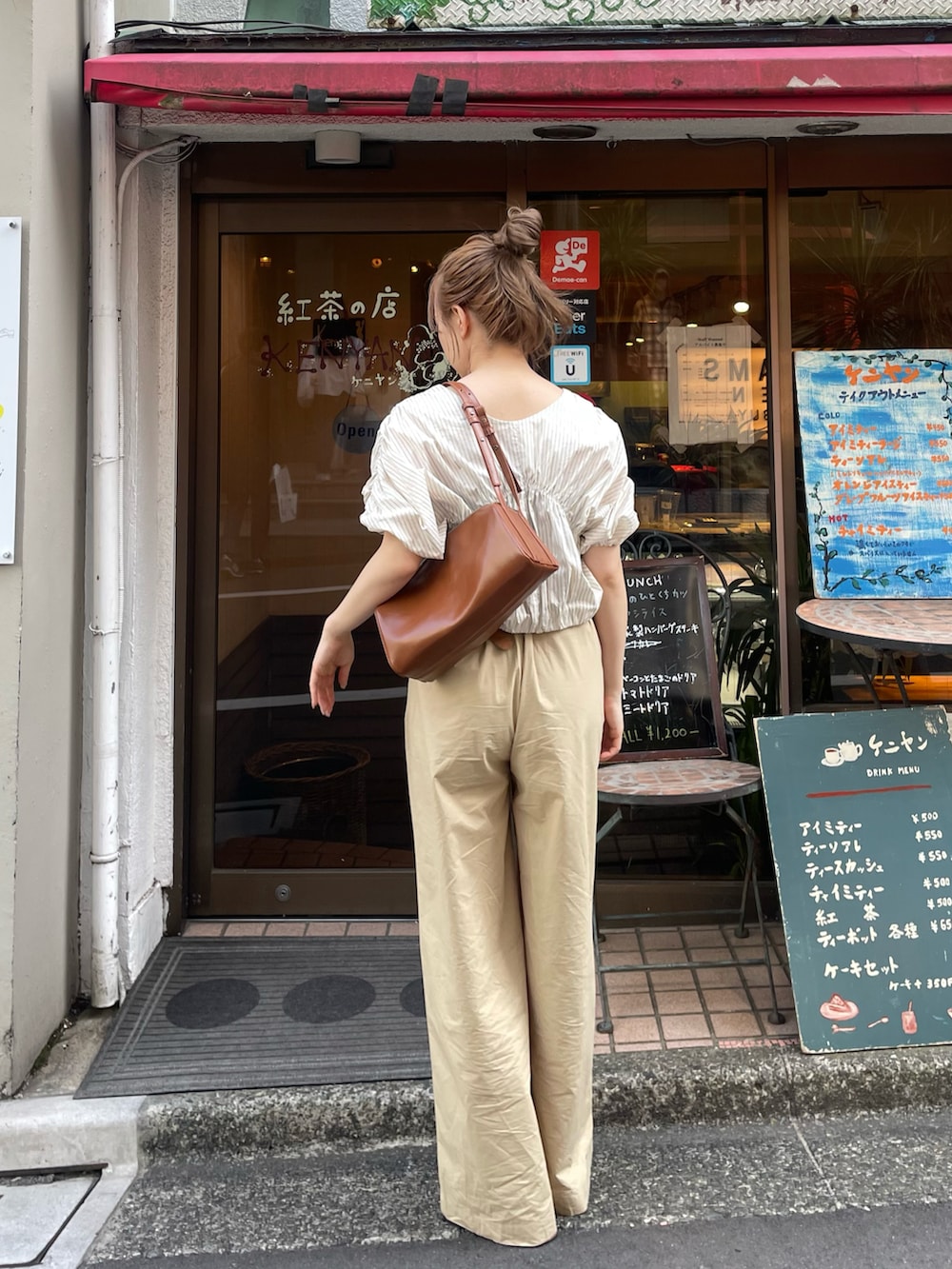 ホワイト系のシャツ/ブラウス、ベージュ系のその他パンツ、ブラウン系のハンドバッグを着用したレディースの春コーディネートの3枚目の写真