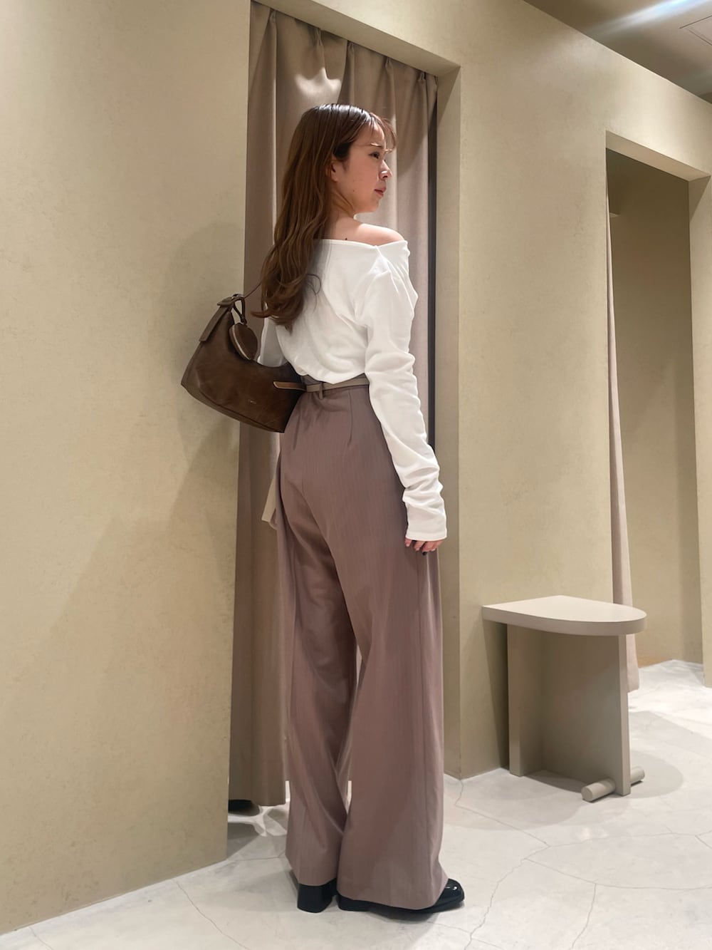 ホワイト系のTシャツ/カットソー、グレー系のその他パンツ、ブラック系のローファーを着用したレディースの春コーディネートの2枚目の写真