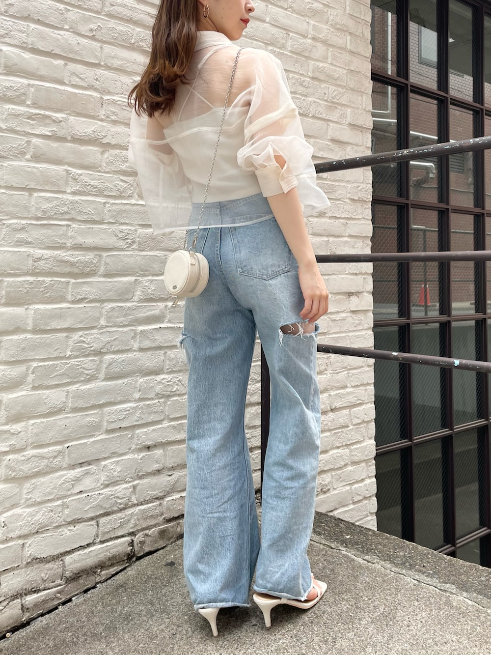 ホワイト系のシャツ/ブラウス、ブルー系のデニムパンツを着用したレディースの春コーディネートの3枚目の写真