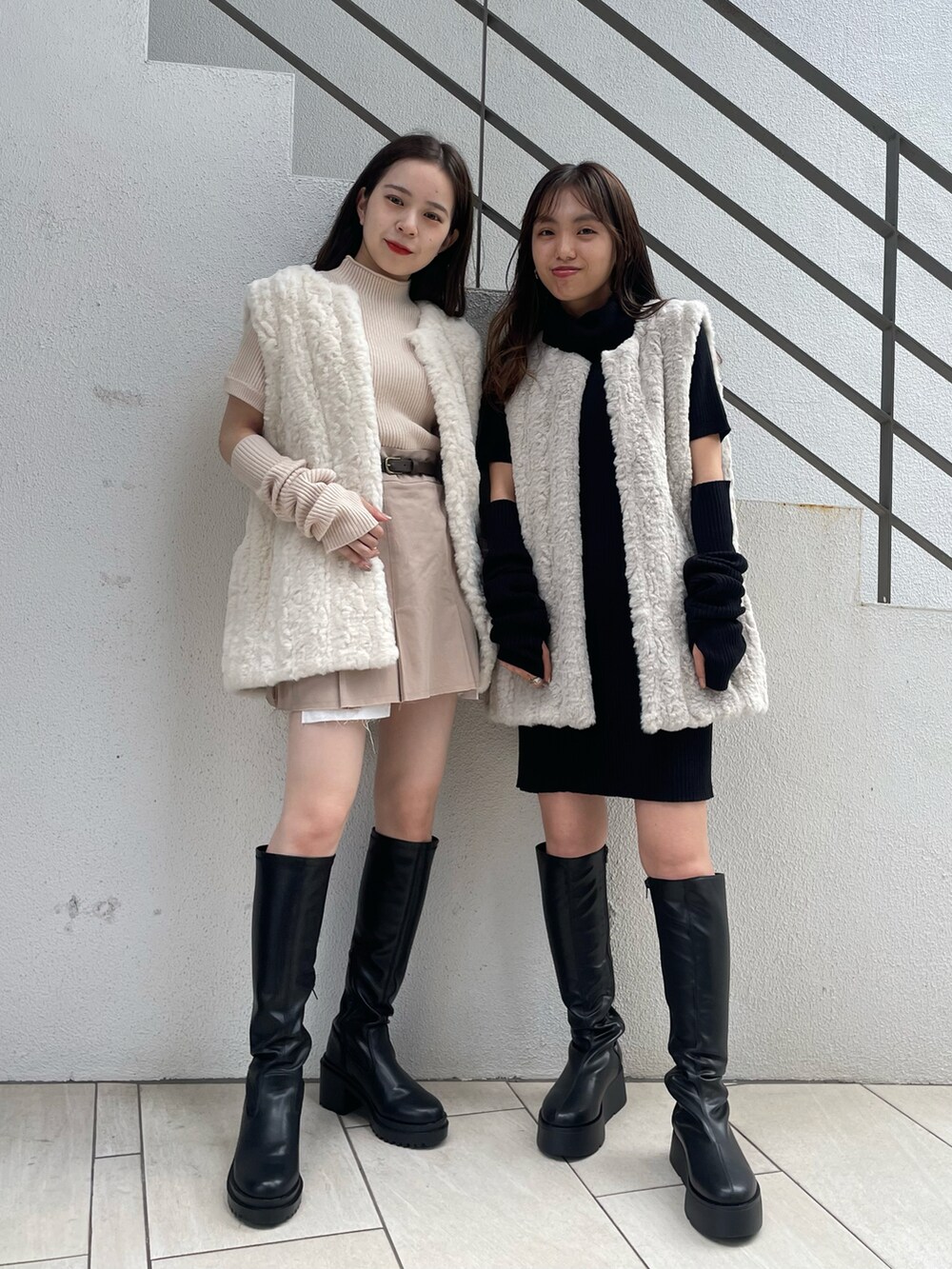 ベージュ系のニット/セーター、ホワイト系のベスト、ベージュ系のスカートを着用したレディースの夏コーディネートの4枚目の写真