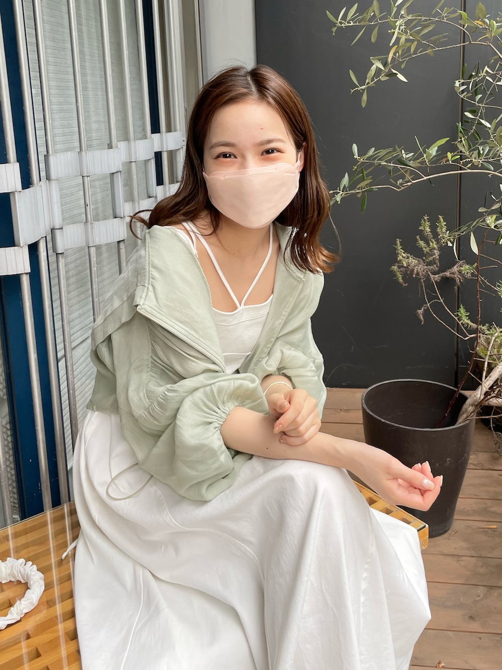 ブラック系のワンピース、グリーン系のシャツ/ブラウス、ホワイト系のショルダーバッグを着用したレディースの夏コーディネートの2枚目の写真